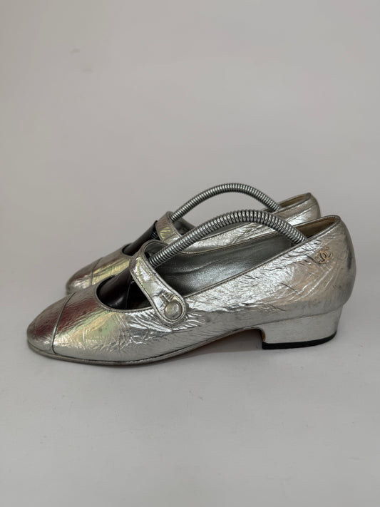 CHANEL
Silver Metallic Crinkled Leather Mary Jane Flats Size 37 EU/ 7 US/ 4 UK
