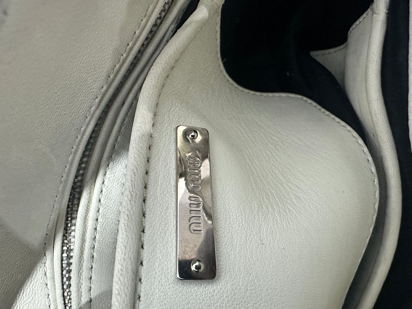 MIU MIU 
Nappa Matelasse Lux Mini Crossbody Tote Bianco