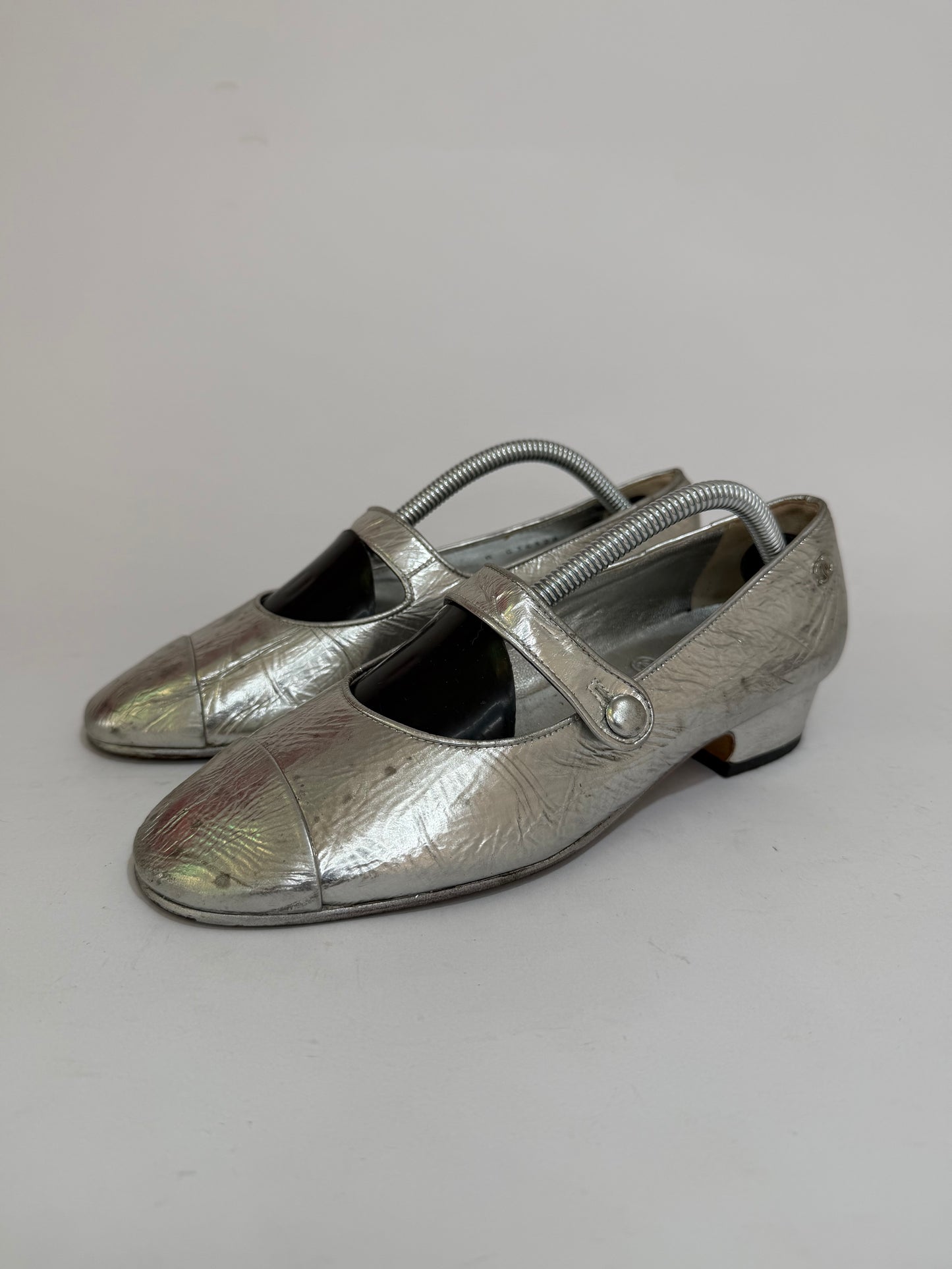 CHANEL
Silver Metallic Crinkled Leather Mary Jane Flats Size 37 EU/ 7 US/ 4 UK