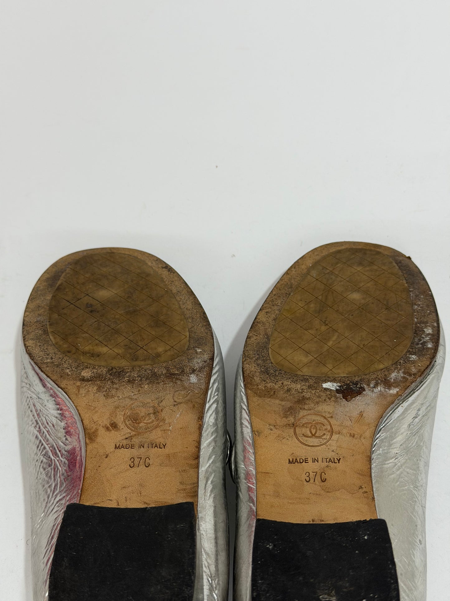 CHANEL
Silver Metallic Crinkled Leather Mary Jane Flats Size 37 EU/ 7 US/ 4 UK
