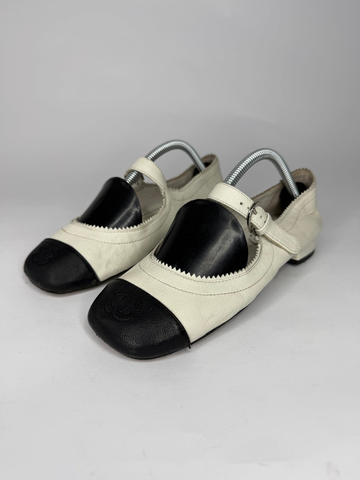 Chanel White/Black Leather CC Mary Jane Flats Size 35 EU/ 5 US