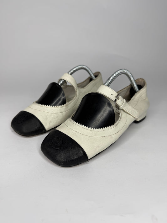 Chanel White/Black Leather CC Mary Jane Flats Size 35 EU/ 5 US