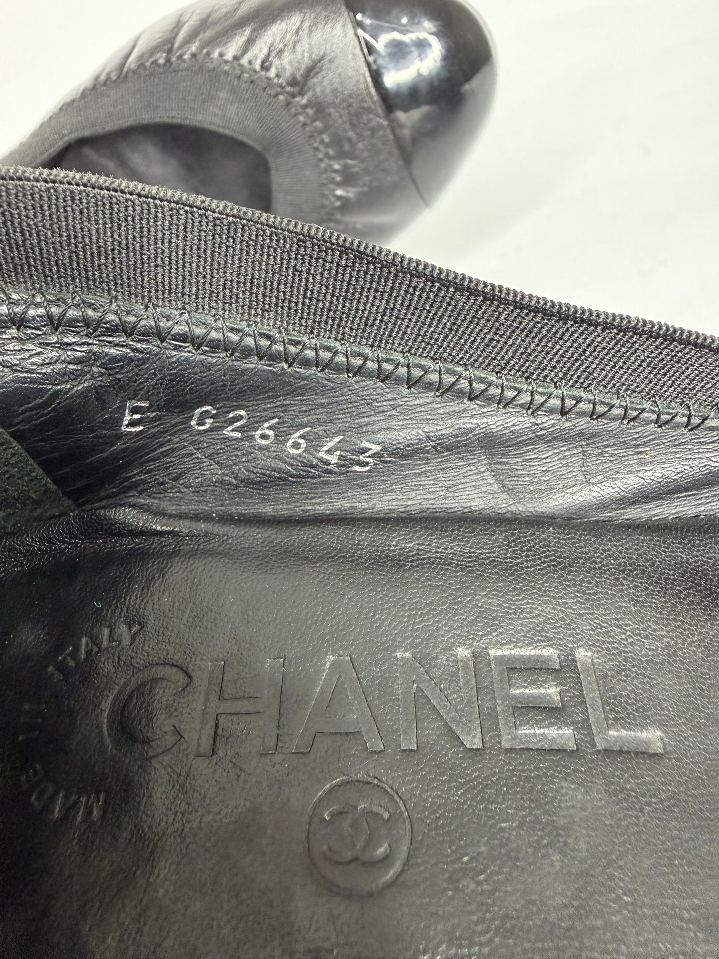 Chanel CC  Black Leather and Patent Leather Block Heel Pumps Size 39 EU/ 9 US/ 6 UK