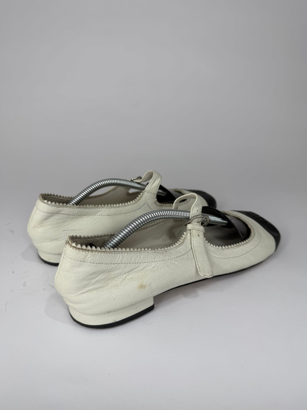 Chanel White/Black Leather CC Mary Jane Flats Size 39 EU/ 9 US