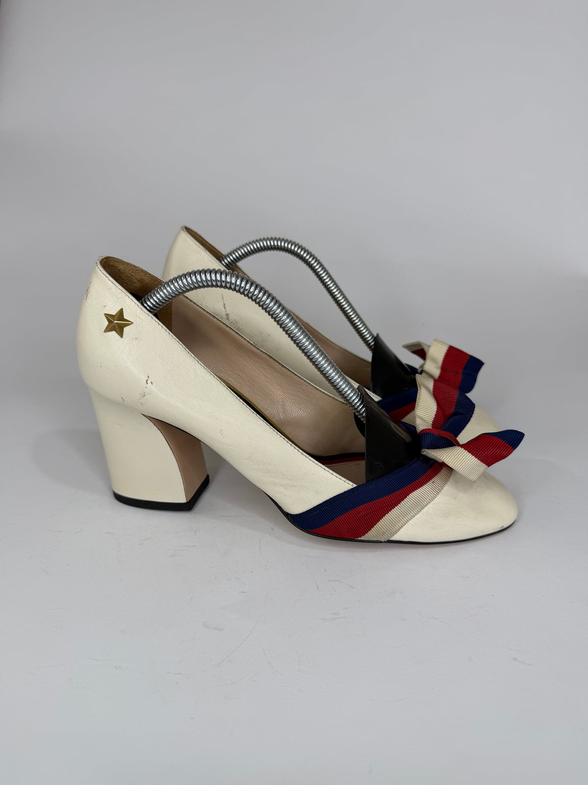 GUCCI
White Leather Vintage Web Bow Pumps Size 36.5 EU/ 6.5 US/ 3.5 UK