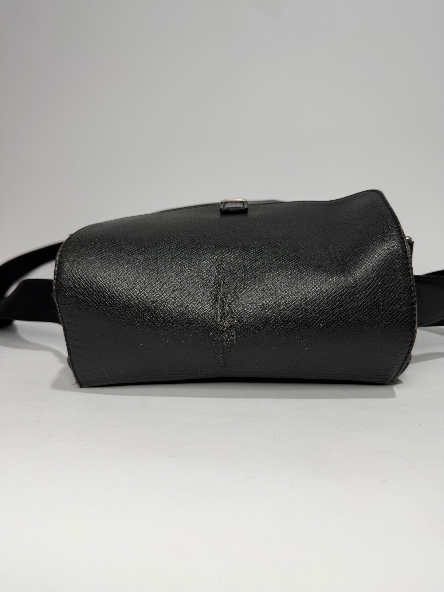 LOUIS VUITTON
Black Taiga Leather Yaranga Porte Appareil Messenger Bag