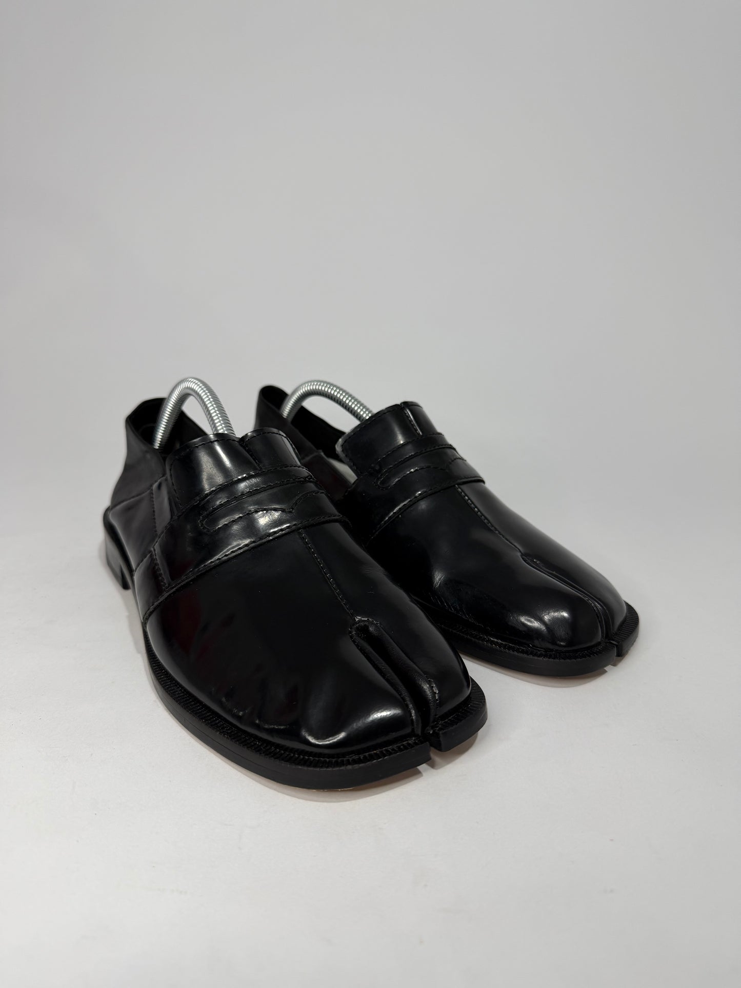 Maison Margeil
Tabi strap split-toe loafers Size 38 EU/ 8 US/ 5UK