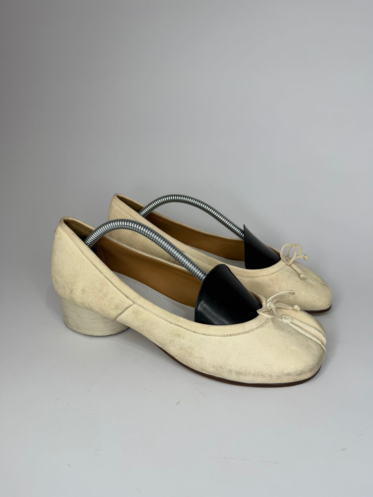 Maison Margiela
Tabi Bow Accents Pumps Size 38 EU/ 8 US