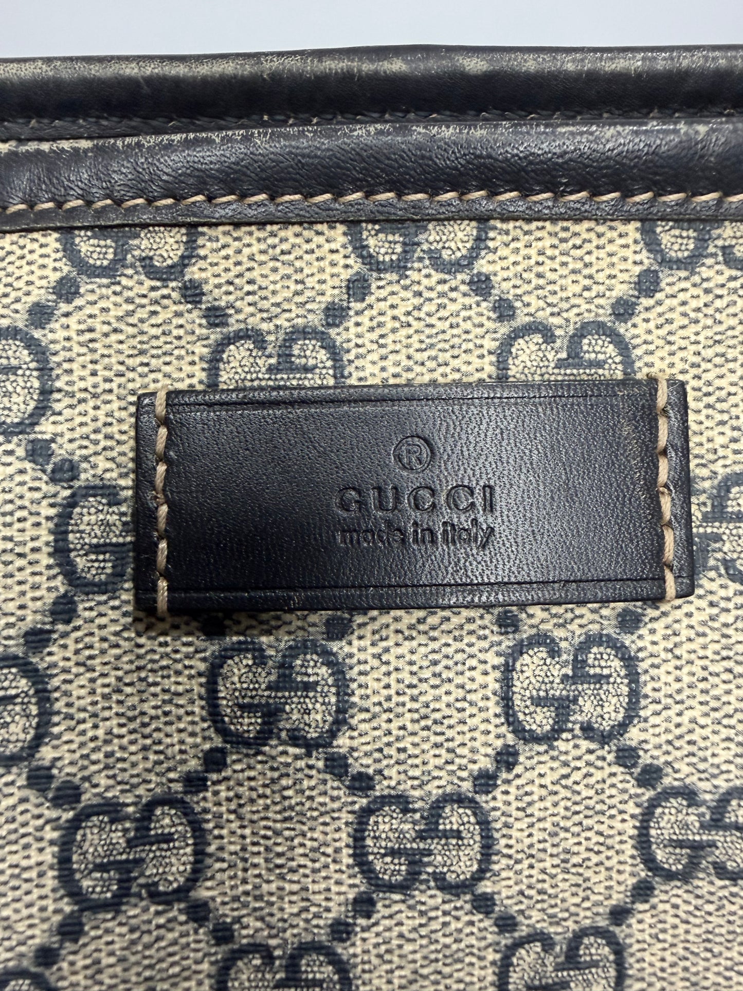GUCCI GG Supreme Monogram Medium Zippered Shopping Tote in Navy