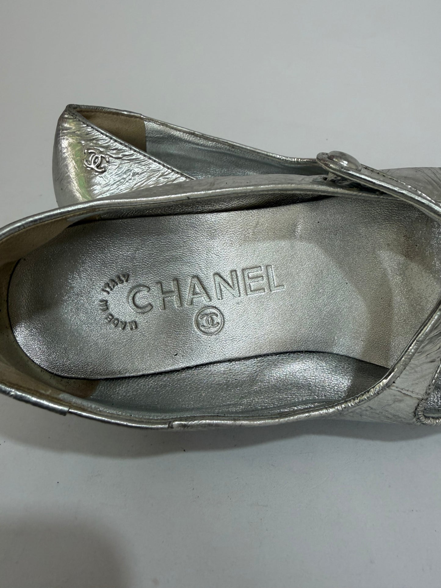 CHANEL
Silver Metallic Crinkled Leather Mary Jane Flats Size 37 EU/ 7 US/ 4 UK