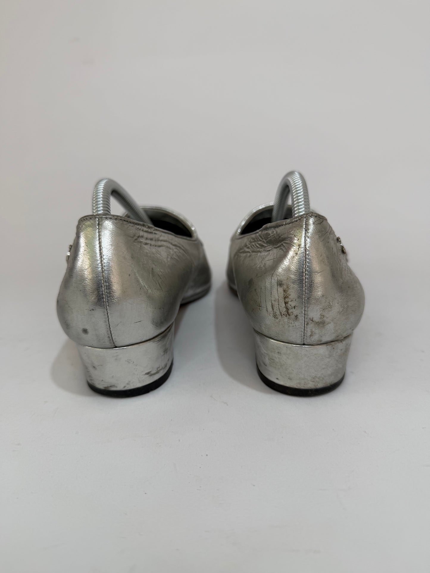 CHANEL
Silver Metallic Crinkled Leather Mary Jane Flats Size 37 EU/ 7 US/ 4 UK