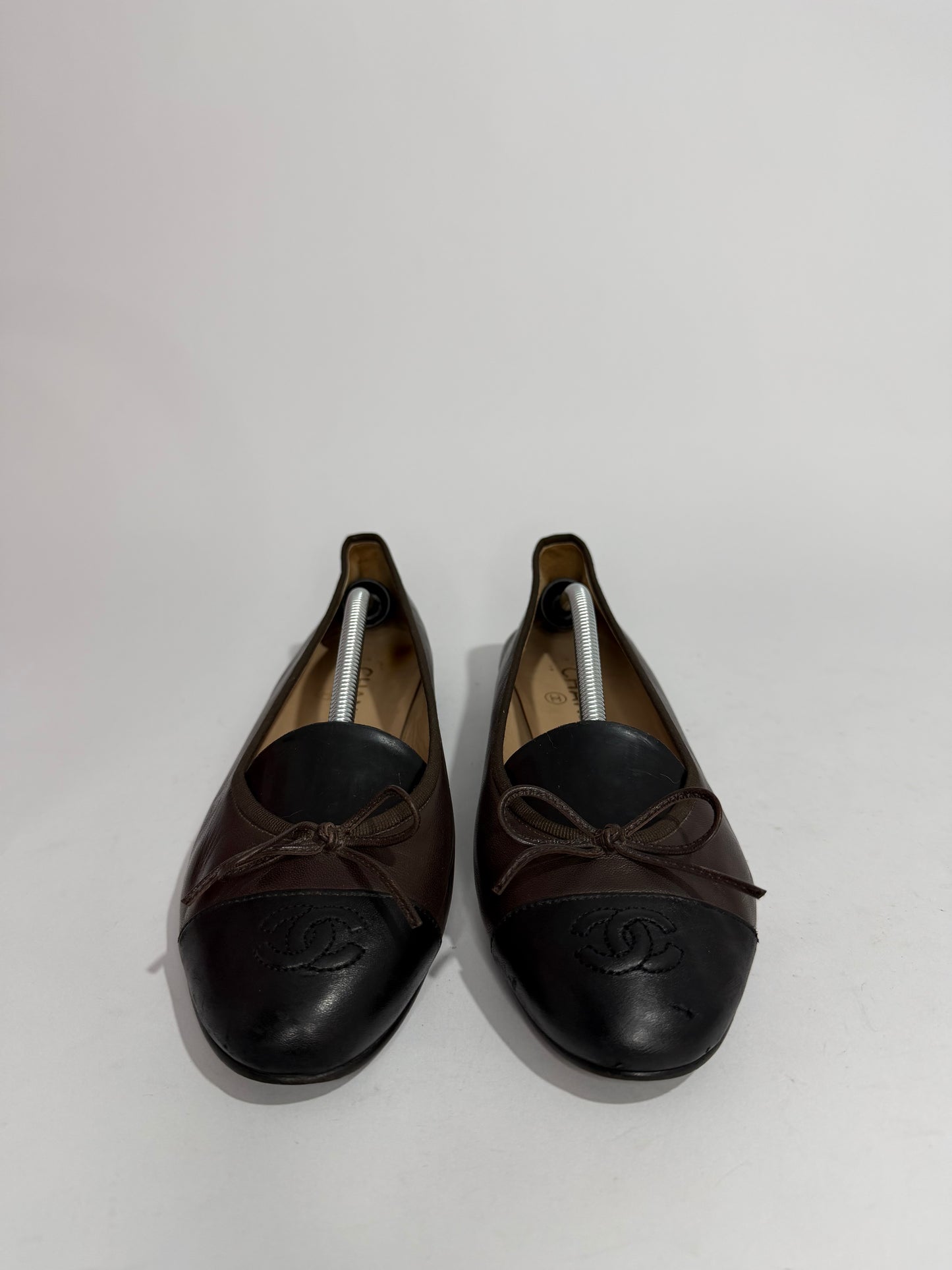 CHANEL
Brown/Black Lambskin Leather CC Ballet Flats Size 39.5 EU/ 9.5 US