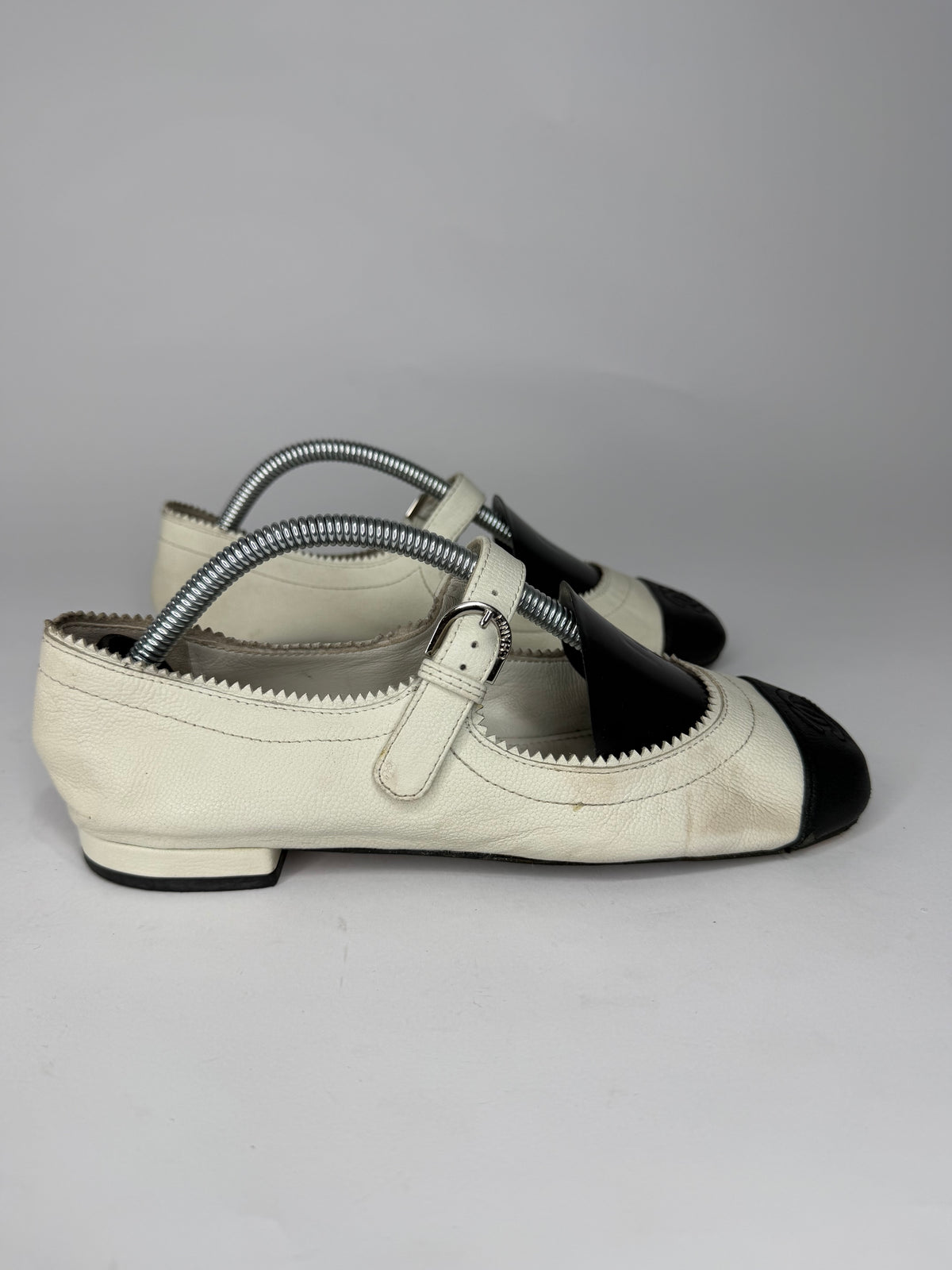Chanel White/Black Leather CC Mary Jane Flats Size 35 EU/ 5 US