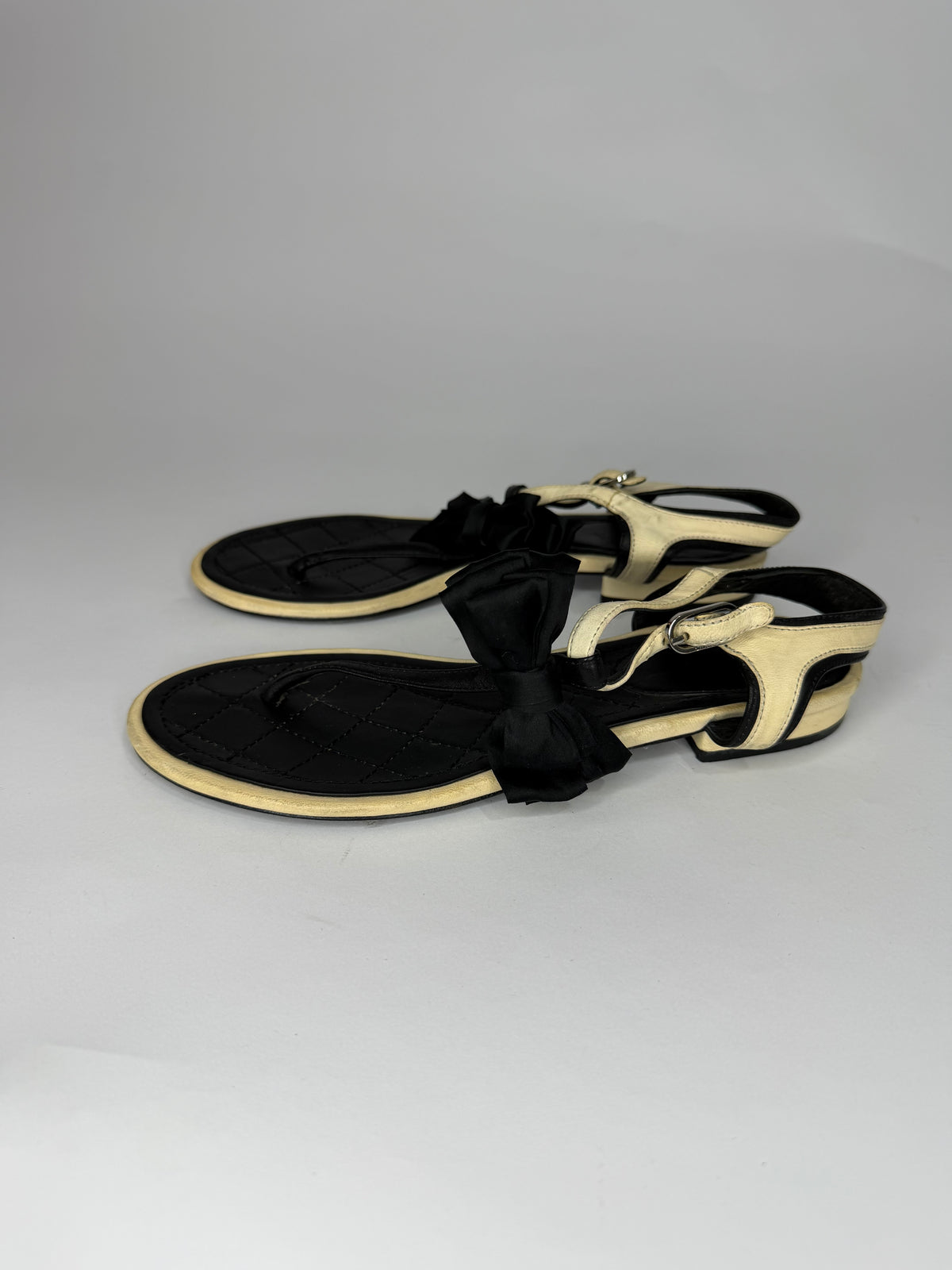 Chanel
2017 Interlocking CC Logo T-Strap Sandals
Women's Size 37 EU/ 7 US/ 4 UK