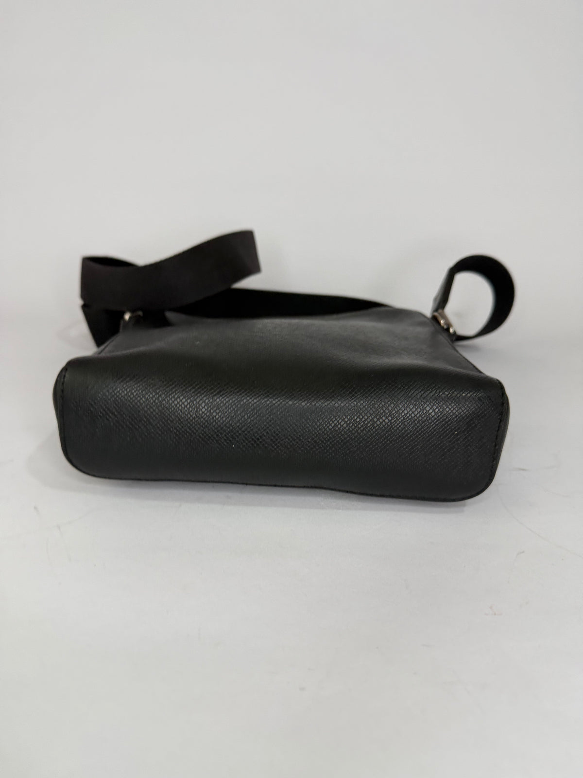 LOUIS VUITTON
Taiga Anton Pochette Black