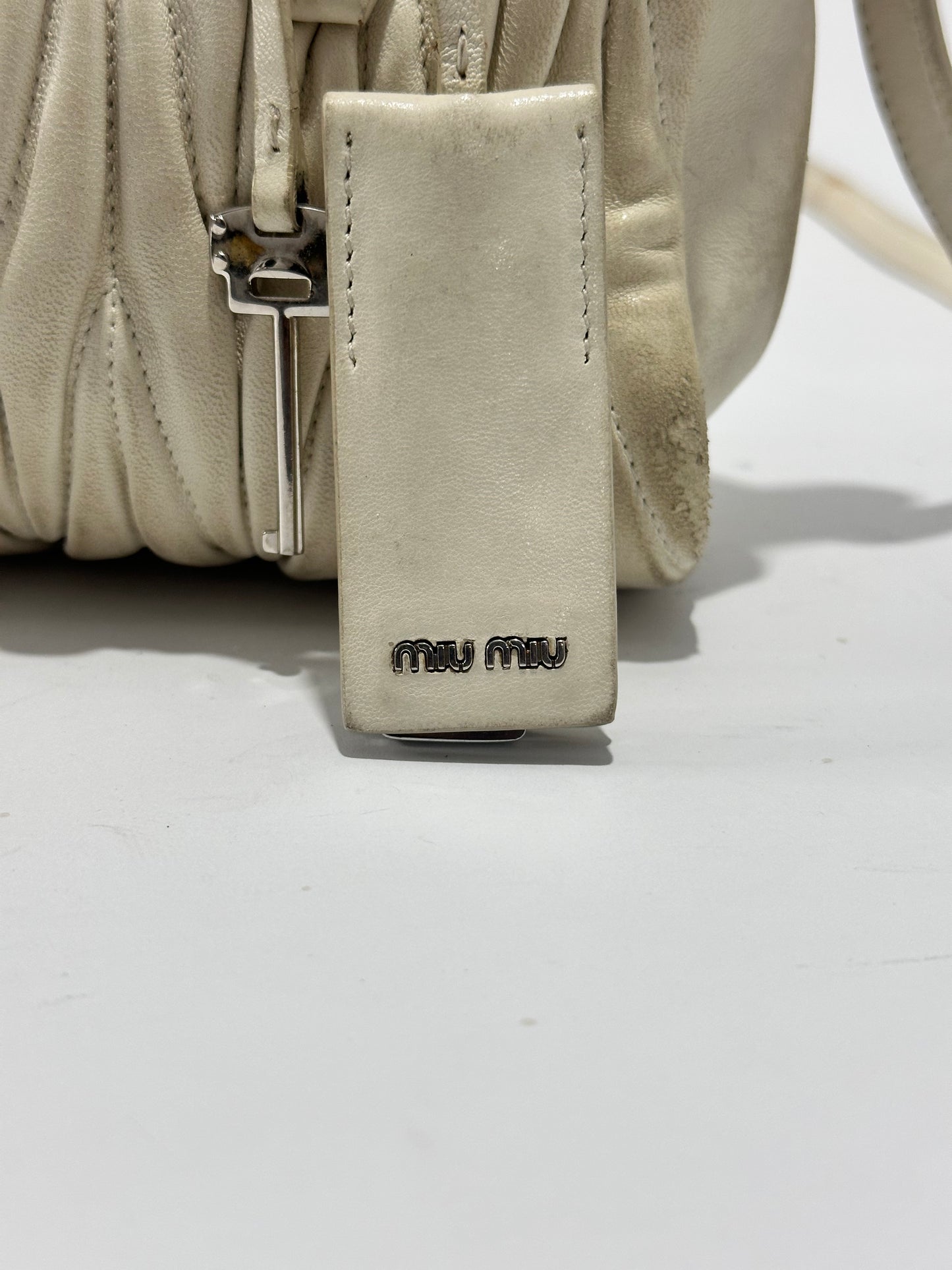 MIU MIU 
Nappa Matelasse Lux Mini Crossbody Tote Bianco