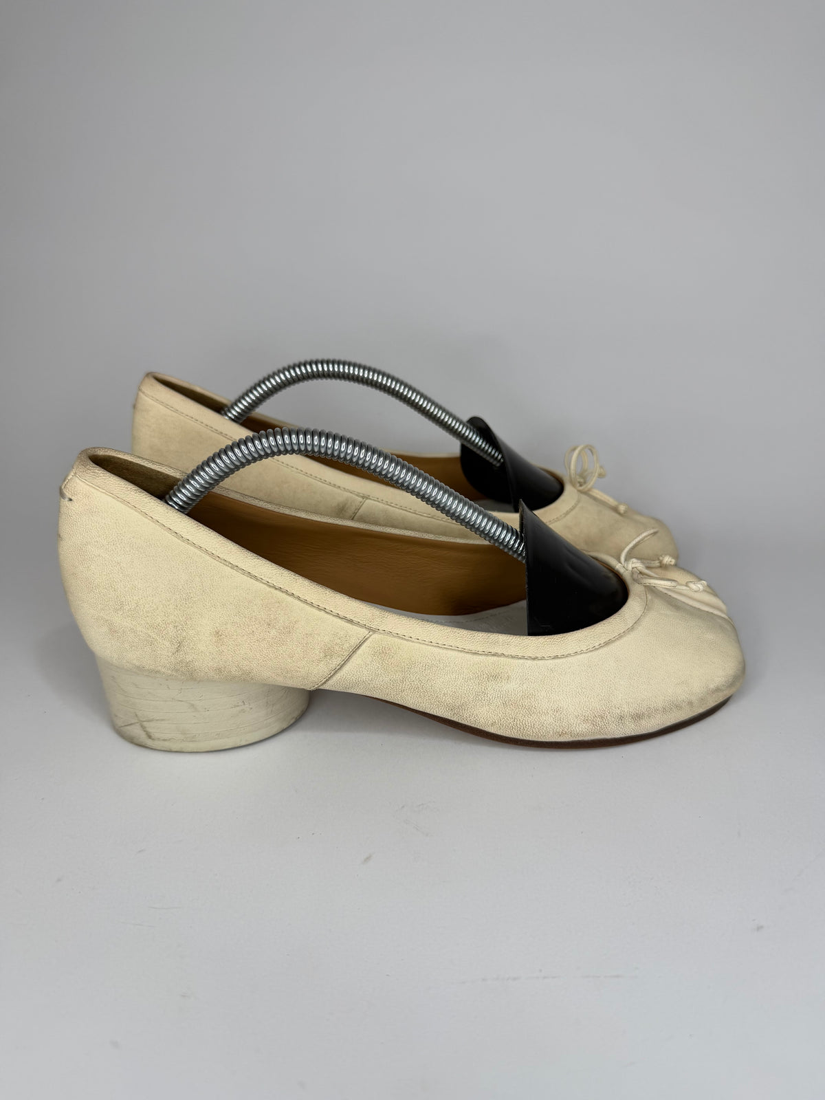 Maison Margiela
Tabi Bow Accents Pumps Size 38 EU/ 8 US