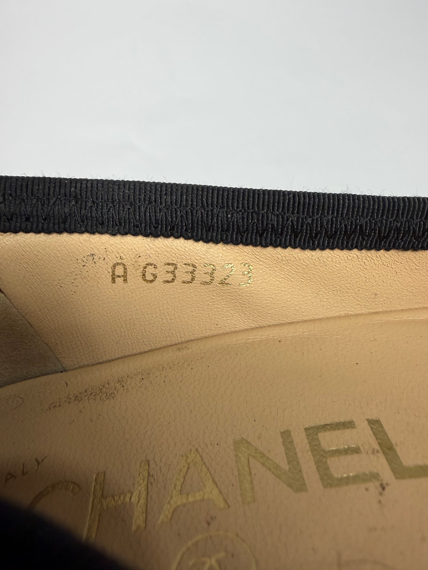 CHANEL
Lambskin Grossgrain Cap Toe Chain CC Flats Beige Black size 38 EU/ 8 US/ 5 UK