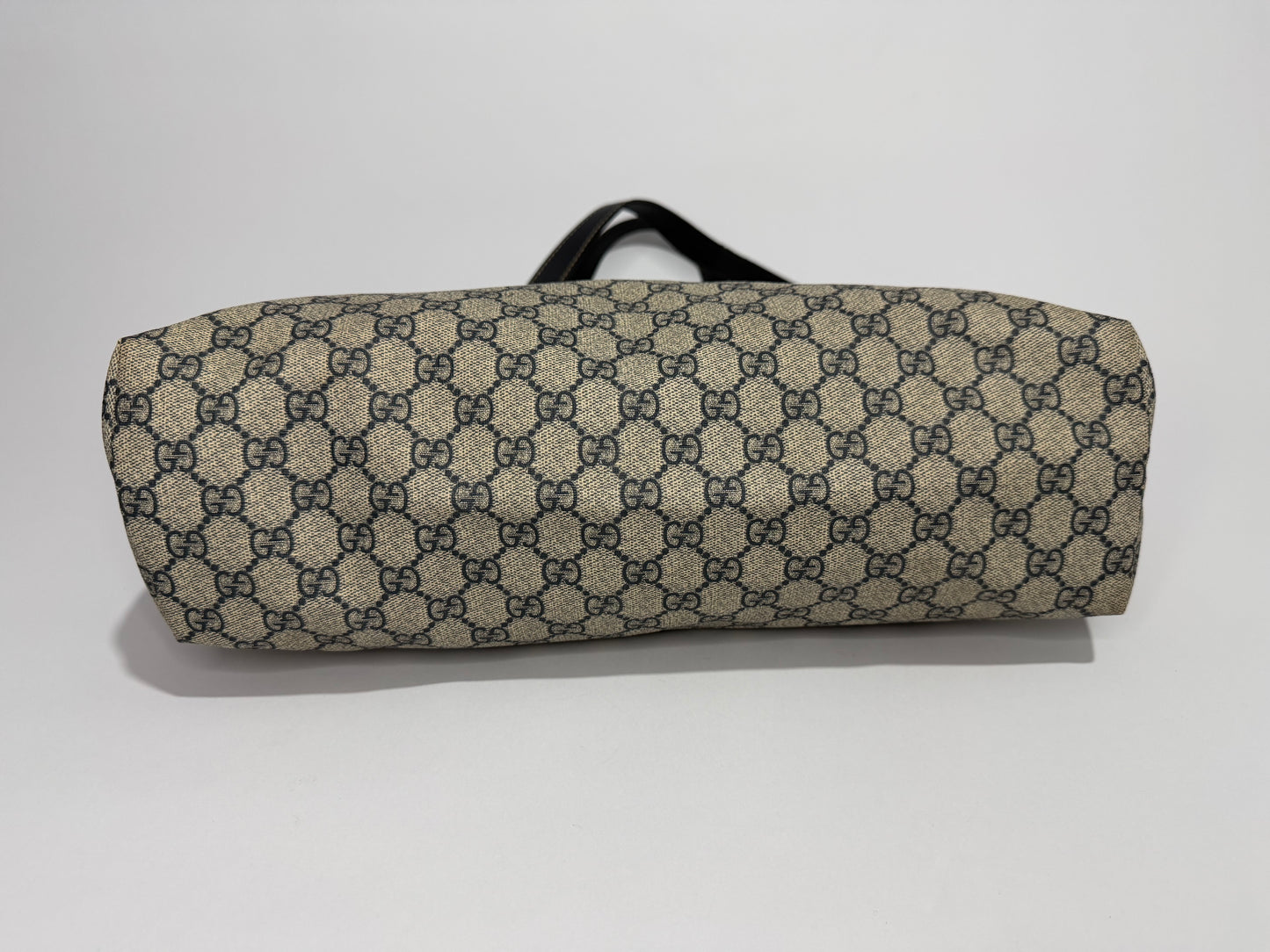 GUCCI GG Supreme Monogram Medium Zippered Shopping Tote in Navy