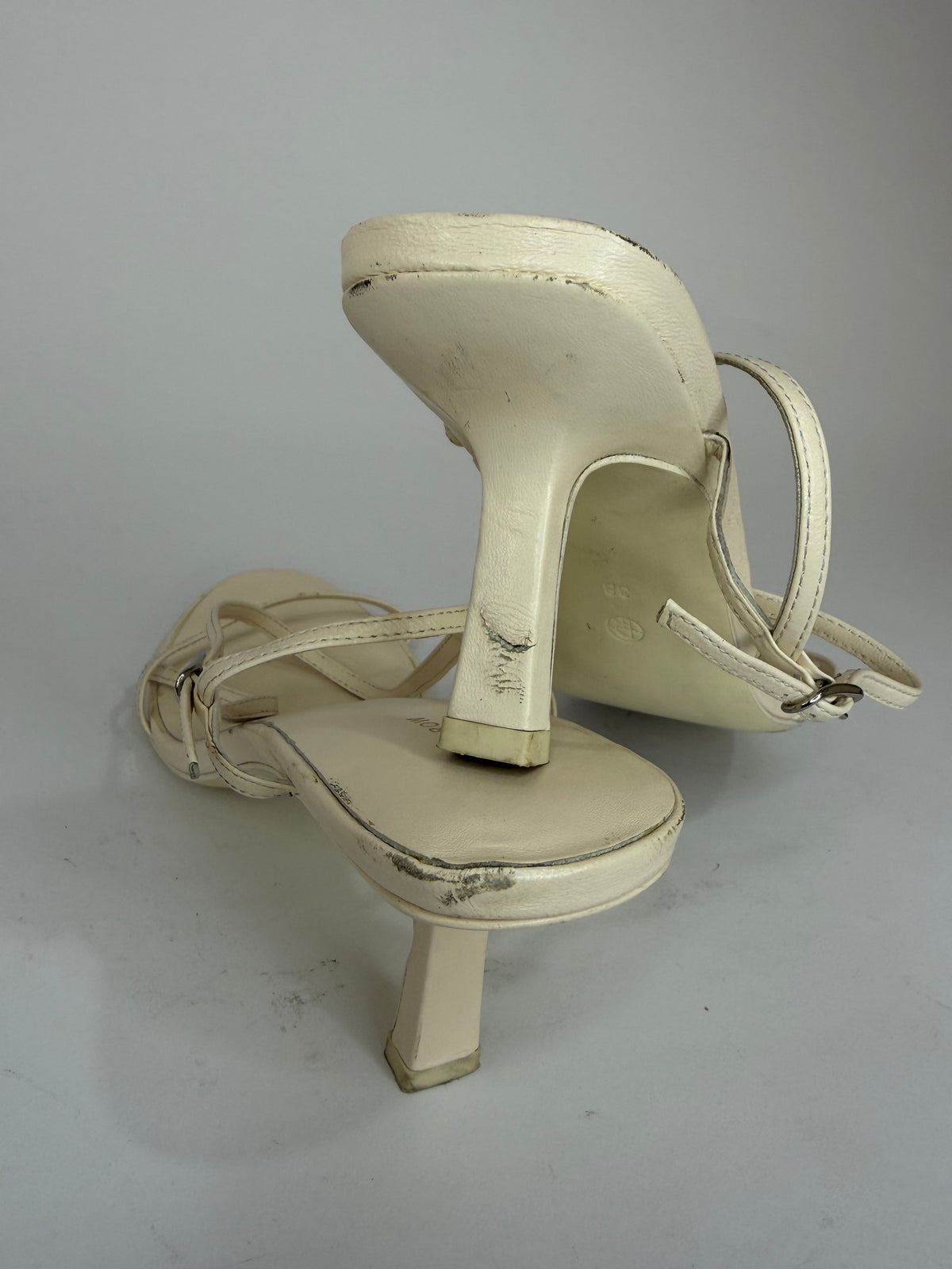 The Row
White Leather Sandals
Women's Size 38 EU/ 8 US/ 5 UK