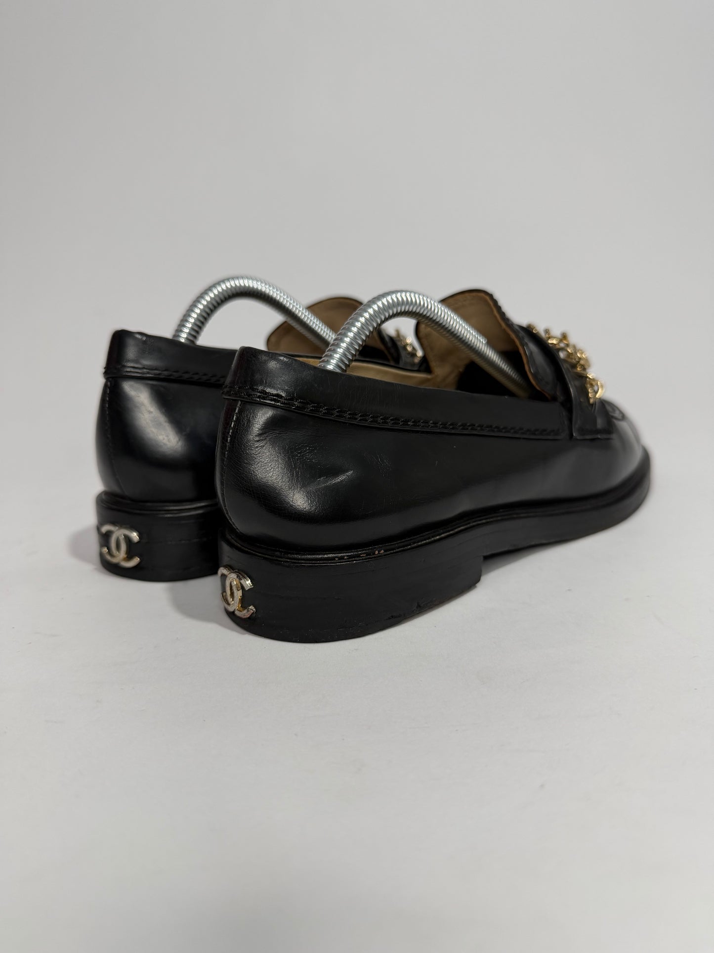 CHANEL
Shiny Calfskin Logo Loafers Black Size 37 EU/ 7 US/ 4 UK