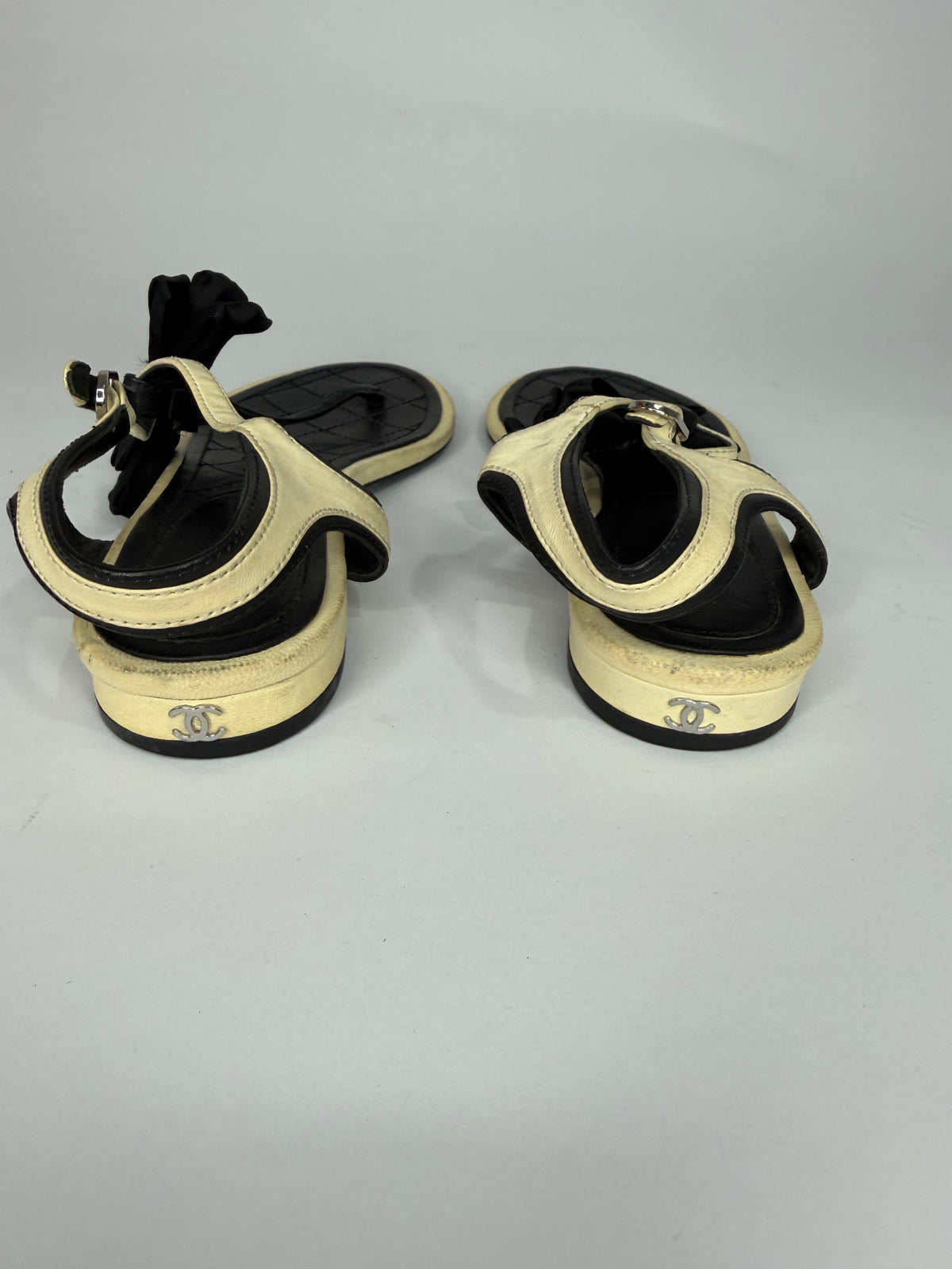Chanel
2017 Interlocking CC Logo T-Strap Sandals
Women's Size 37 EU/ 7 US/ 4 UK