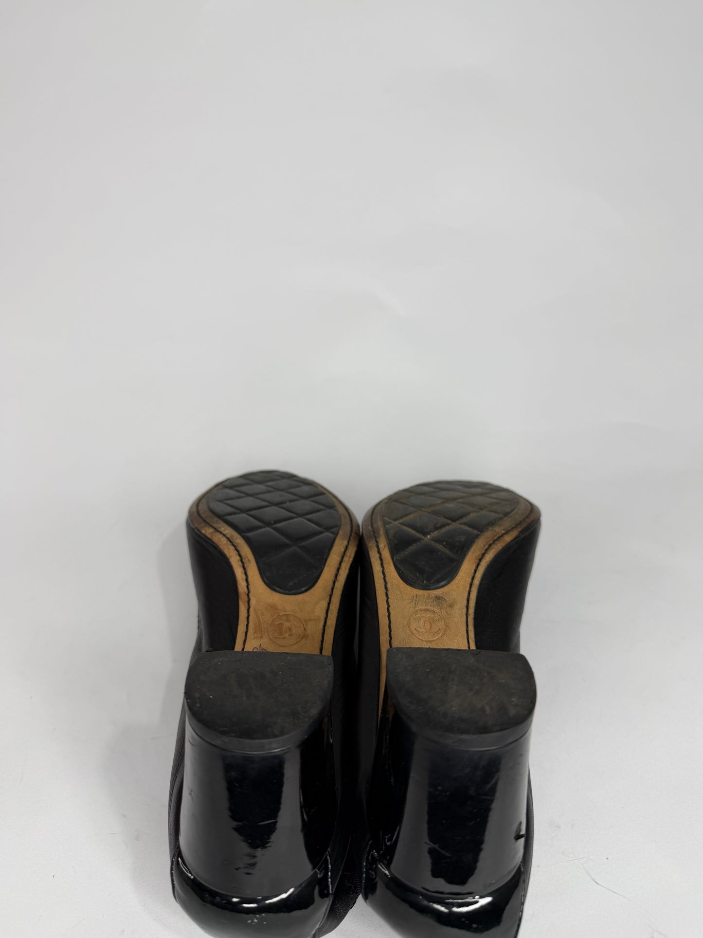 Chanel CC  Black Leather and Patent Leather Block Heel Pumps Size 39 EU/ 9 US/ 6 UK