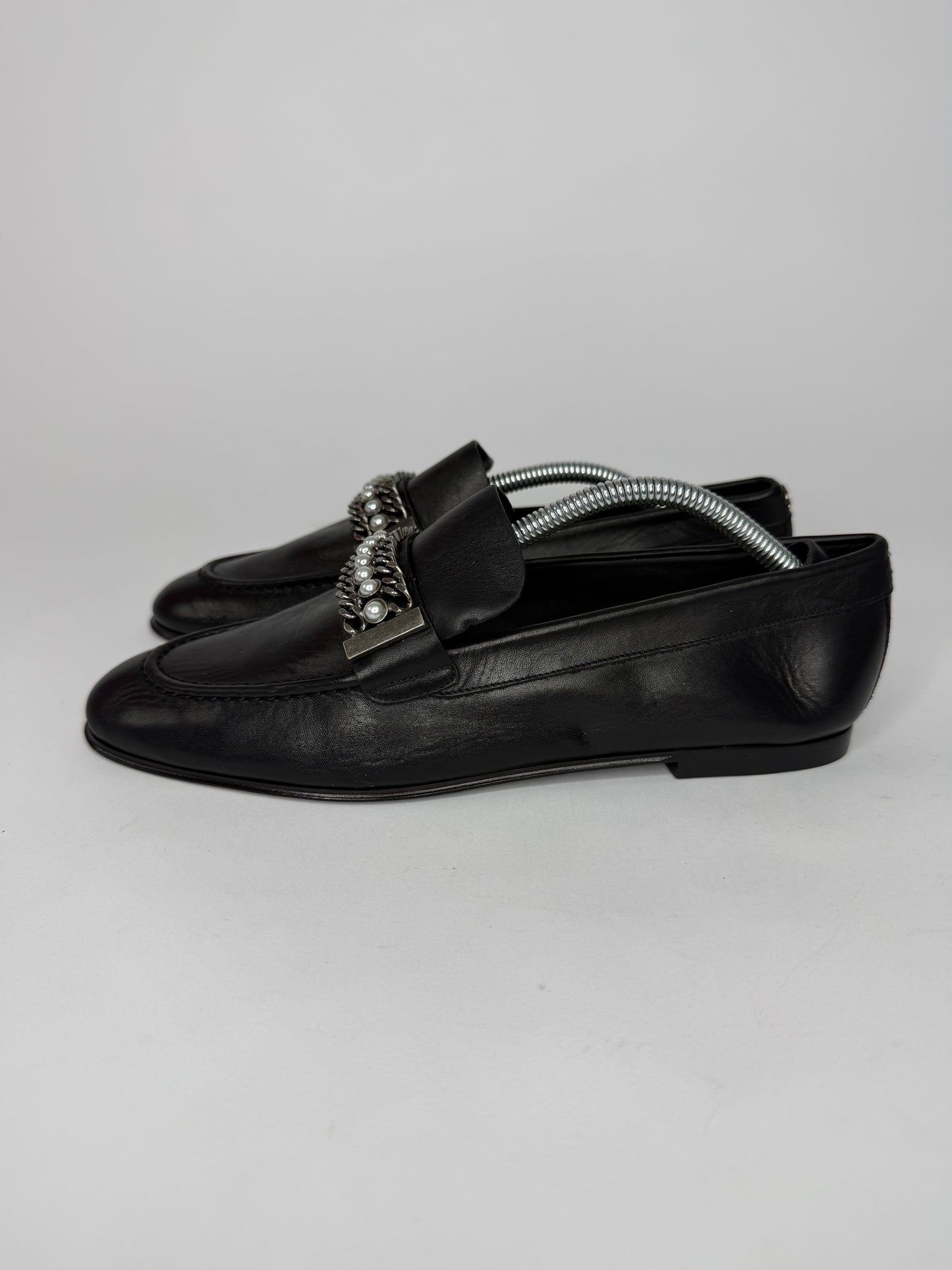 Chanel
2017 Faux Pearl Accents Loafers
Women's Size 37 EU/ 7 US