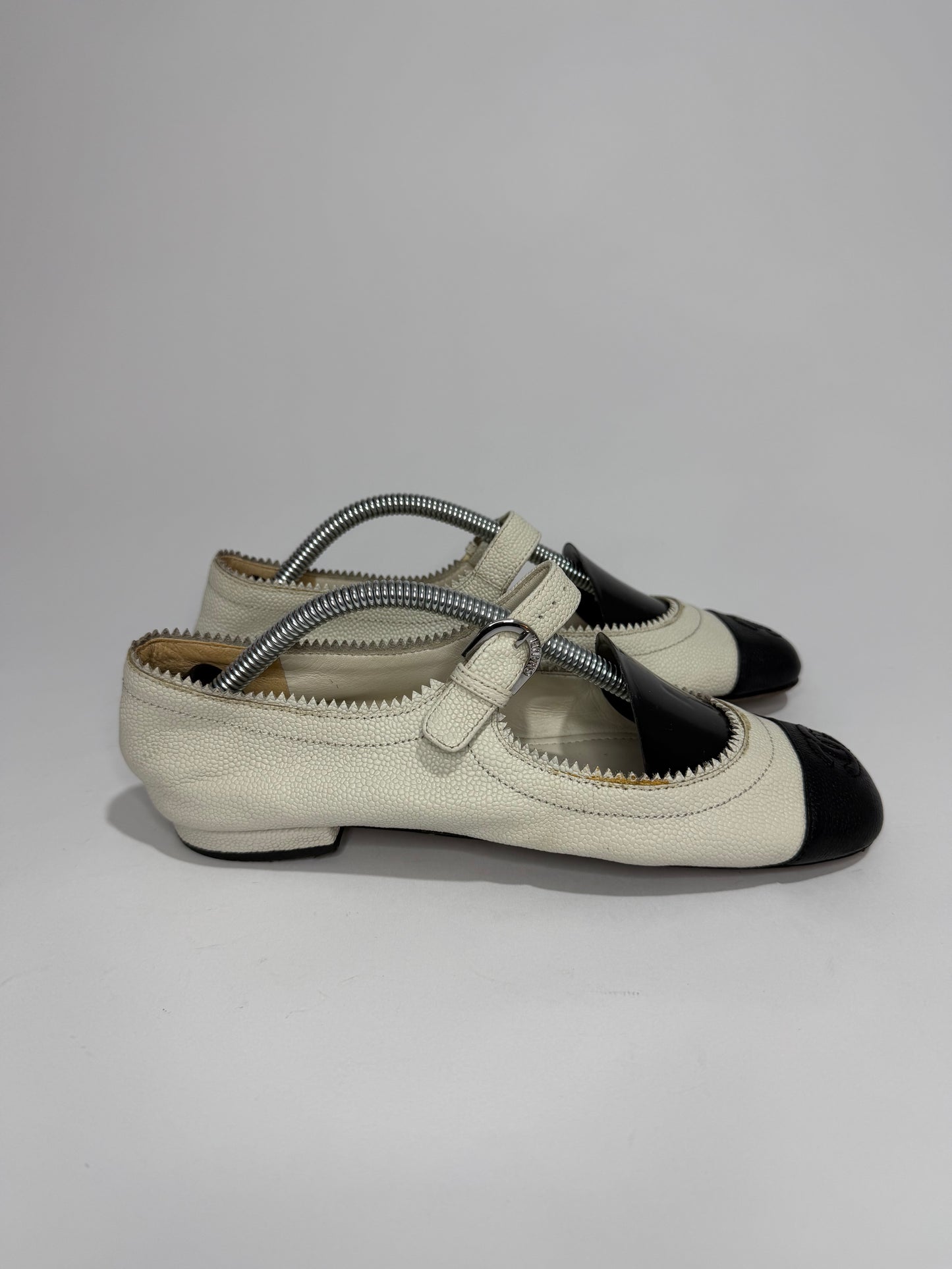 CHANEL
Calfskin Mary Jane Flats 36 White Black