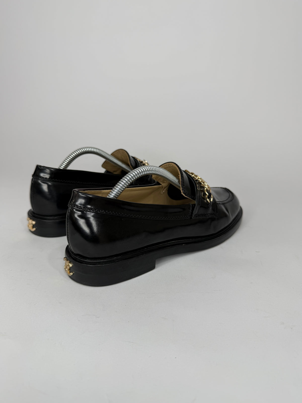 CHANEL
Shiny Calfskin Logo Loafers Black Size 37 EU/ 7 US