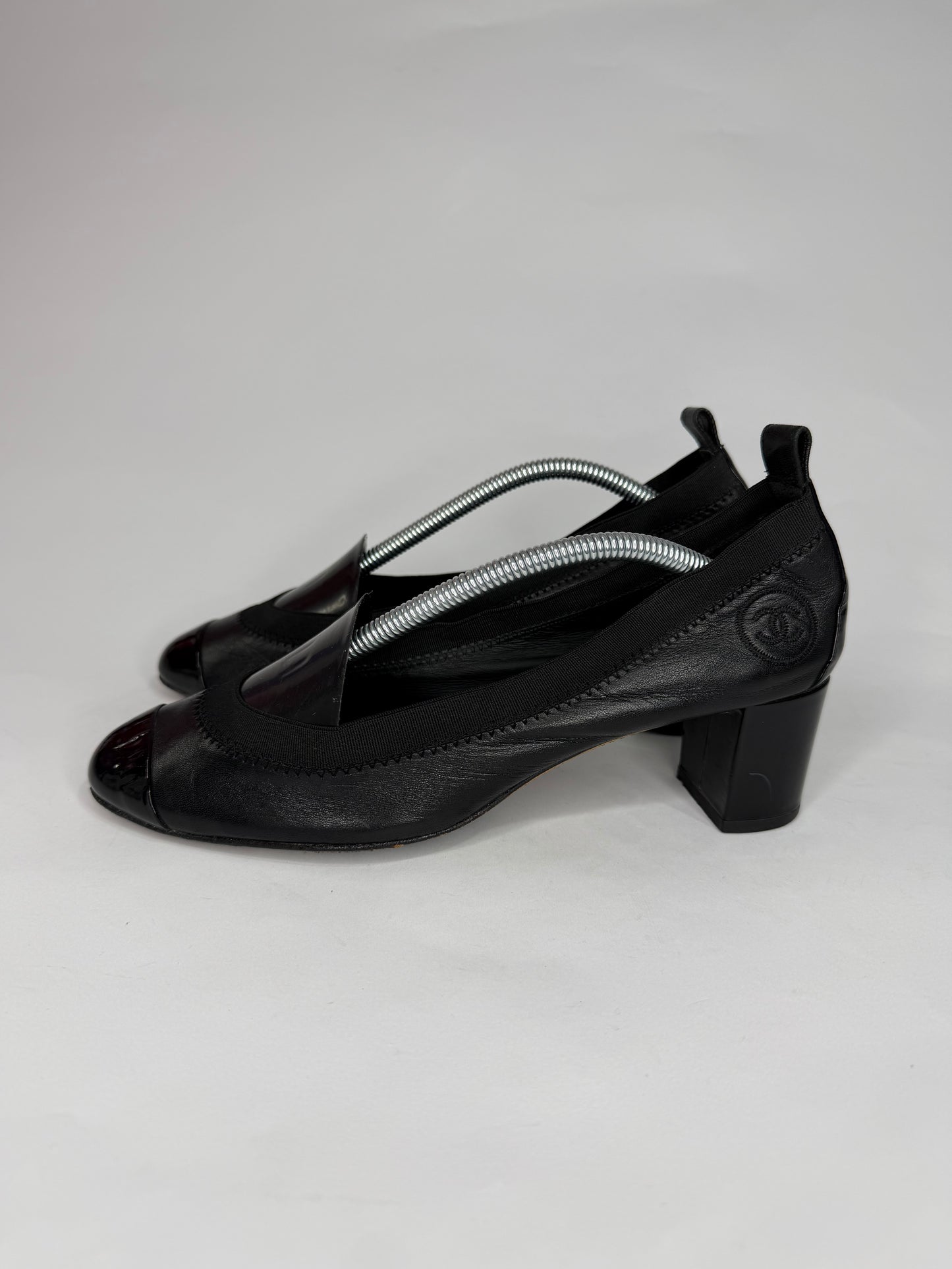 Chanel CC  Black Leather and Patent Leather Block Heel Pumps Size 39 EU/ 9 US/ 6 UK