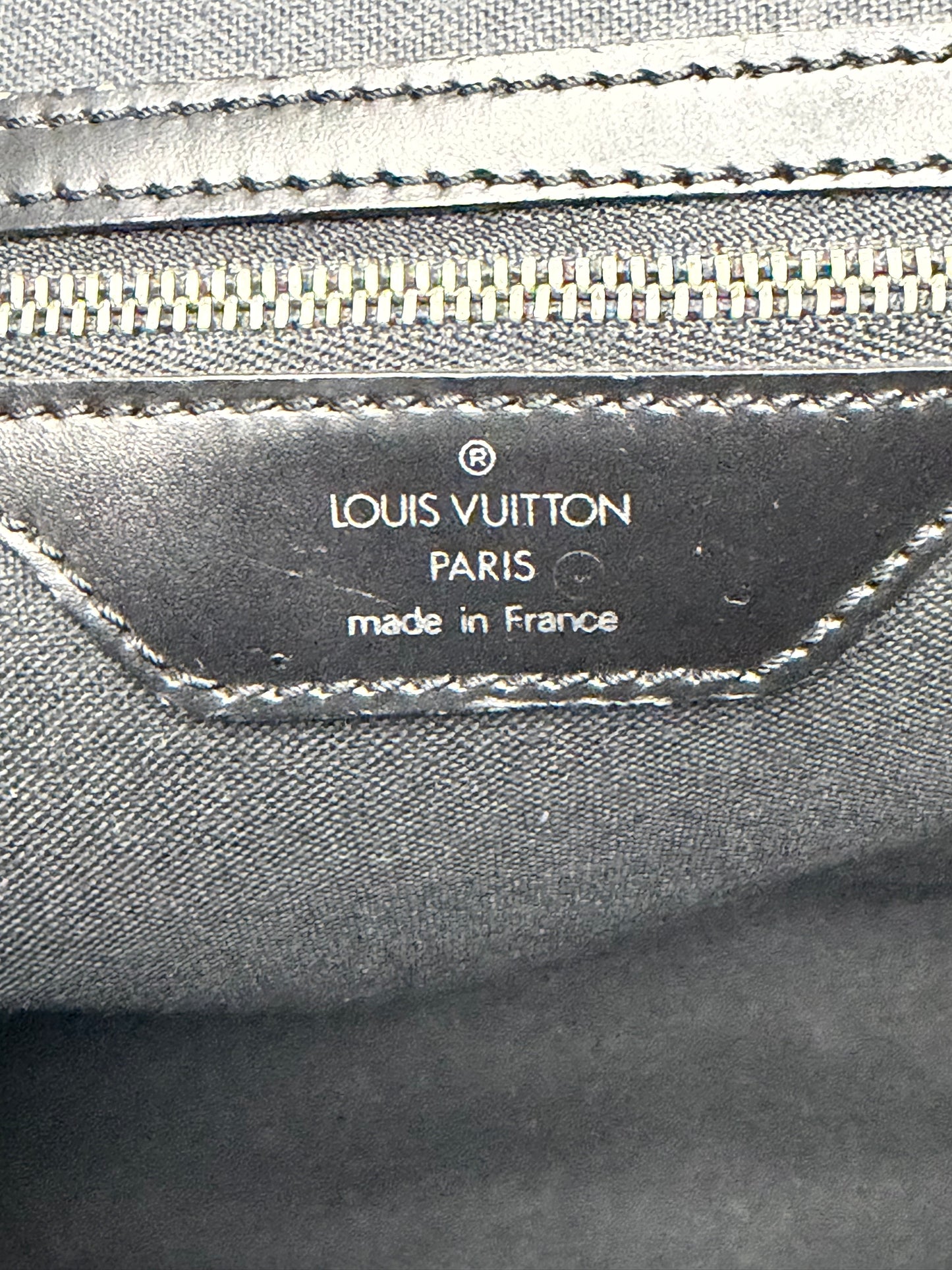 LOUIS VUITTON
Black Taiga Leather Yaranga Porte Appareil Messenger Bag
