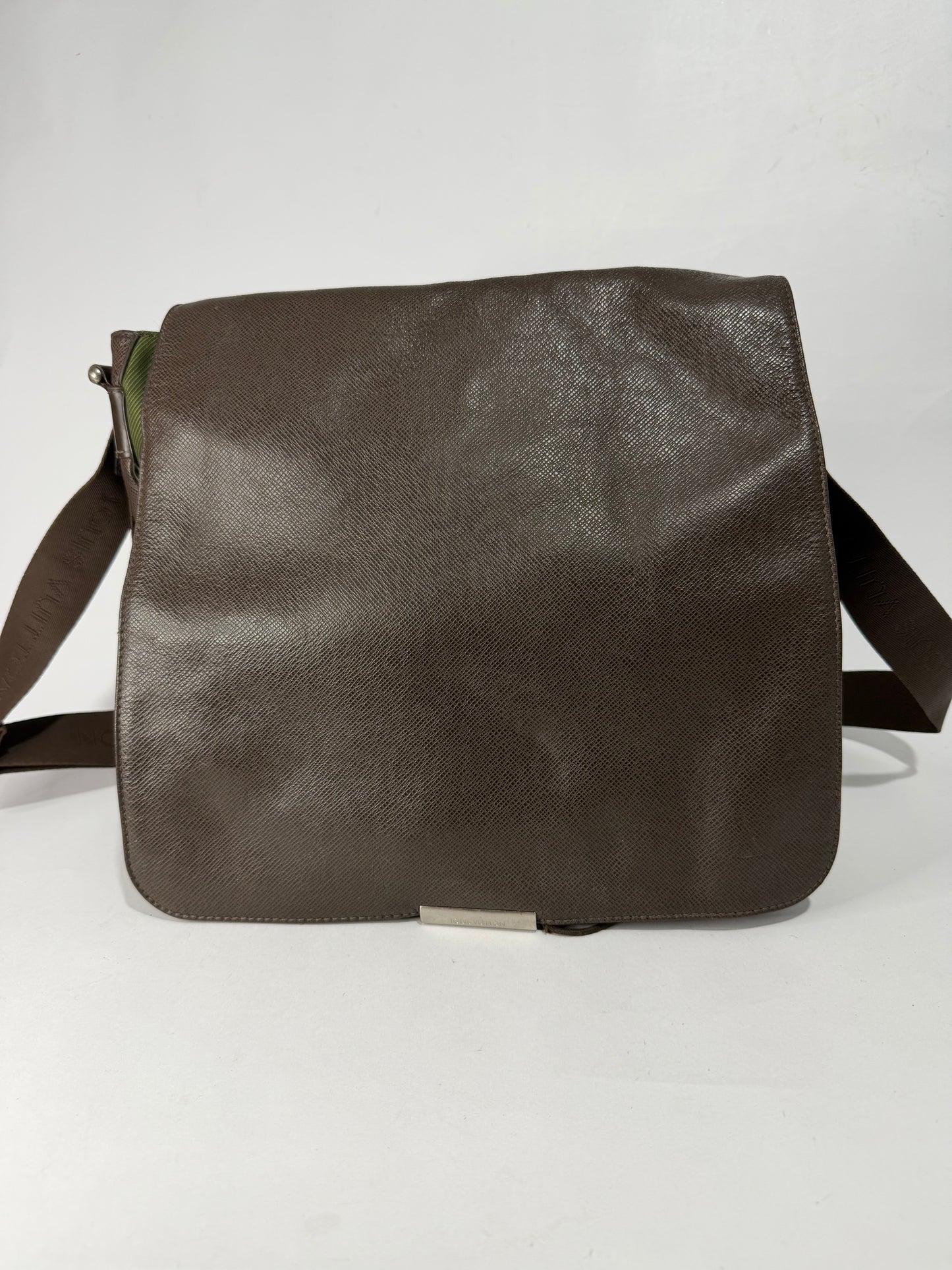 LOUIS VUITTON
Brown Taiga Leather Viktor Messenger Bag