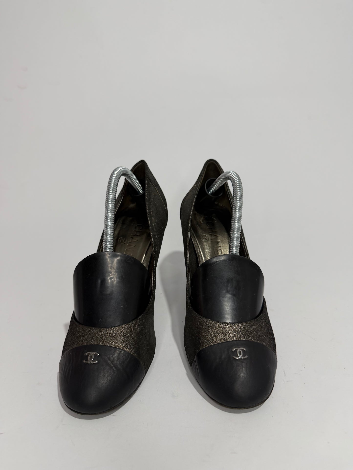 Chanel Metallic Metallic Silver Textured Suede CC Platform Pumps Size 38.5 EU/ 8.5 US/ 5.5 UK