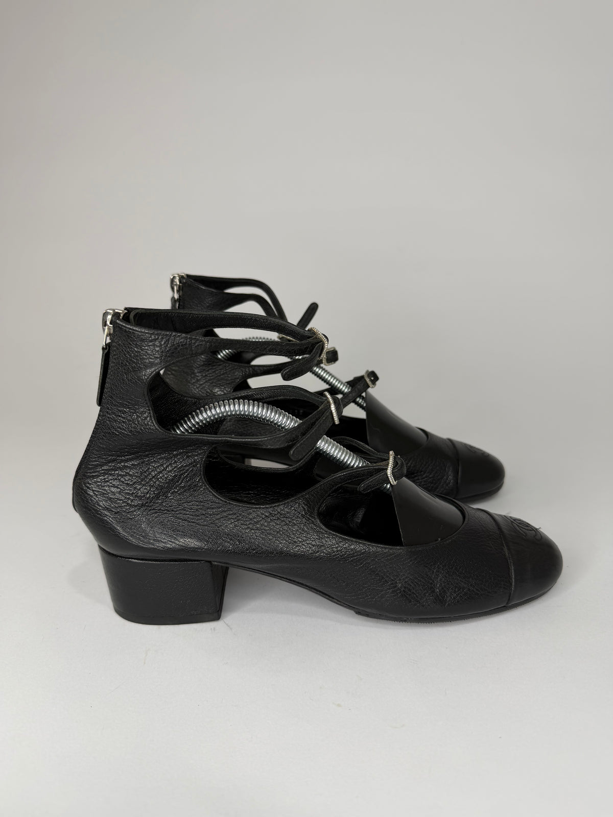 Chanel
Interlocking CC Logo Leather Pumps
Women's Size 37 EU/ 7 US/ 4 UK