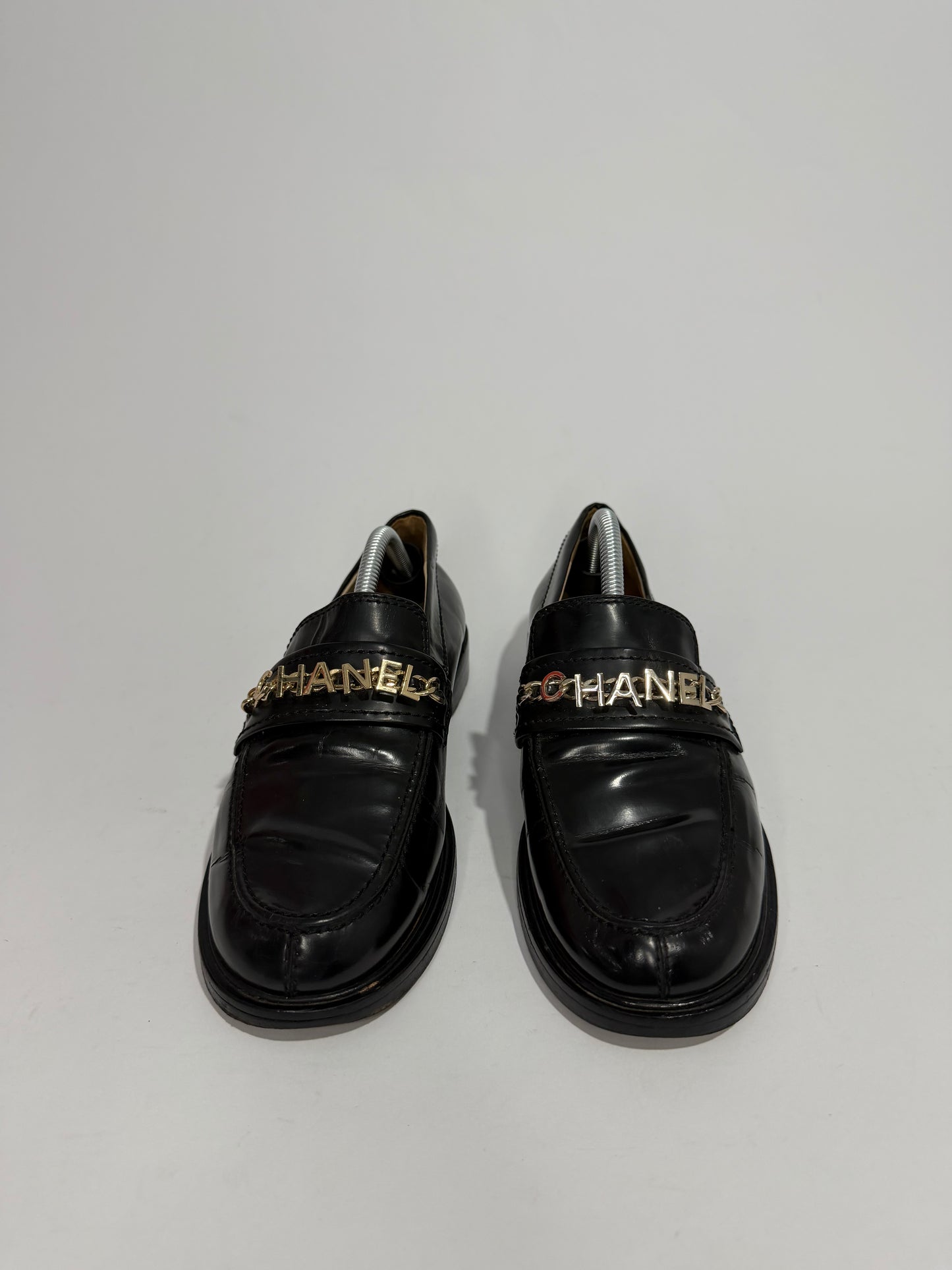CHANEL
Shiny Calfskin Logo Loafers Black Size 37 EU/ 7 US/ 4 UK