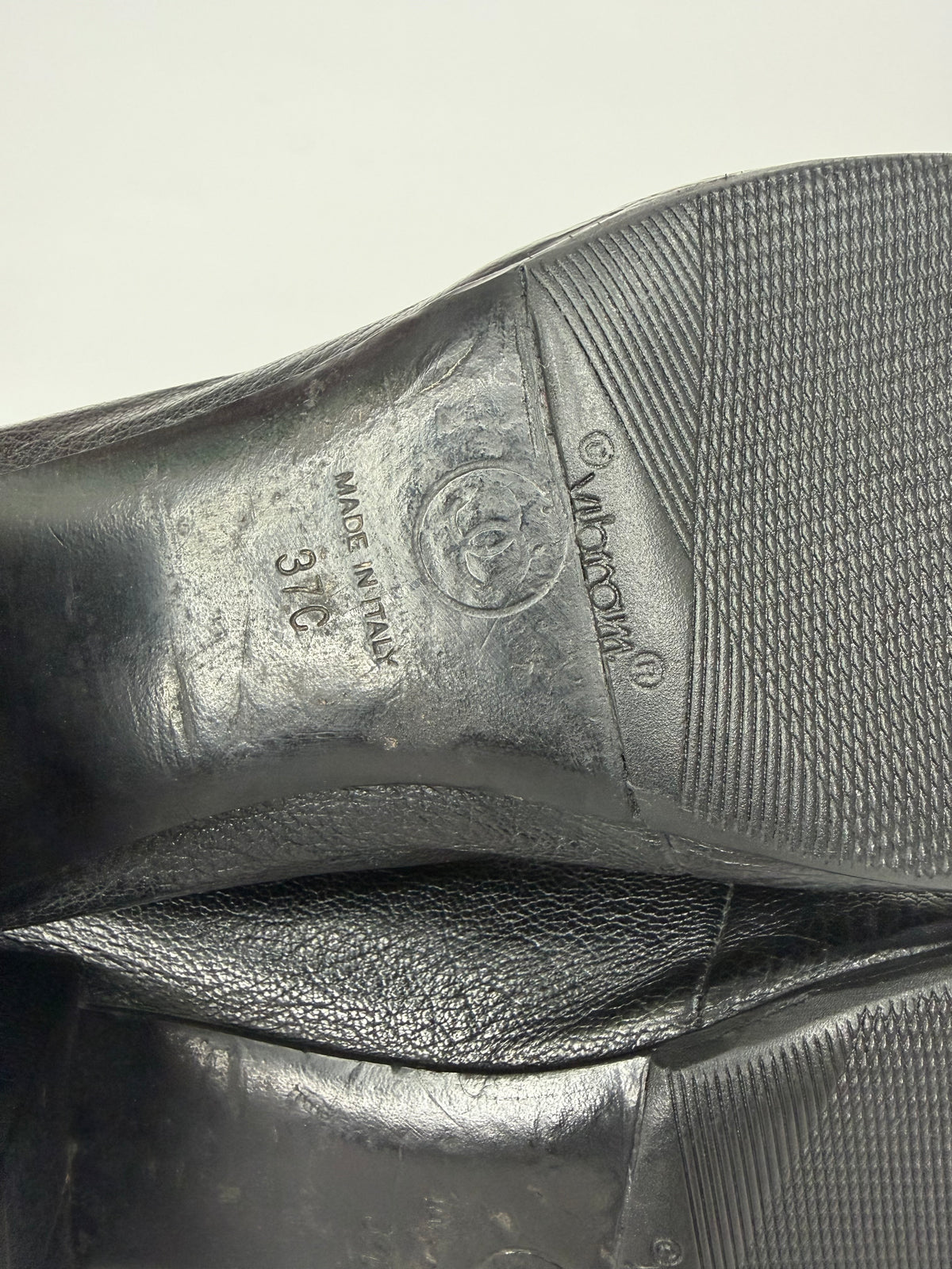 Chanel
Interlocking CC Logo Leather Pumps
Women's Size 37 EU/ 7 US/ 4 UK