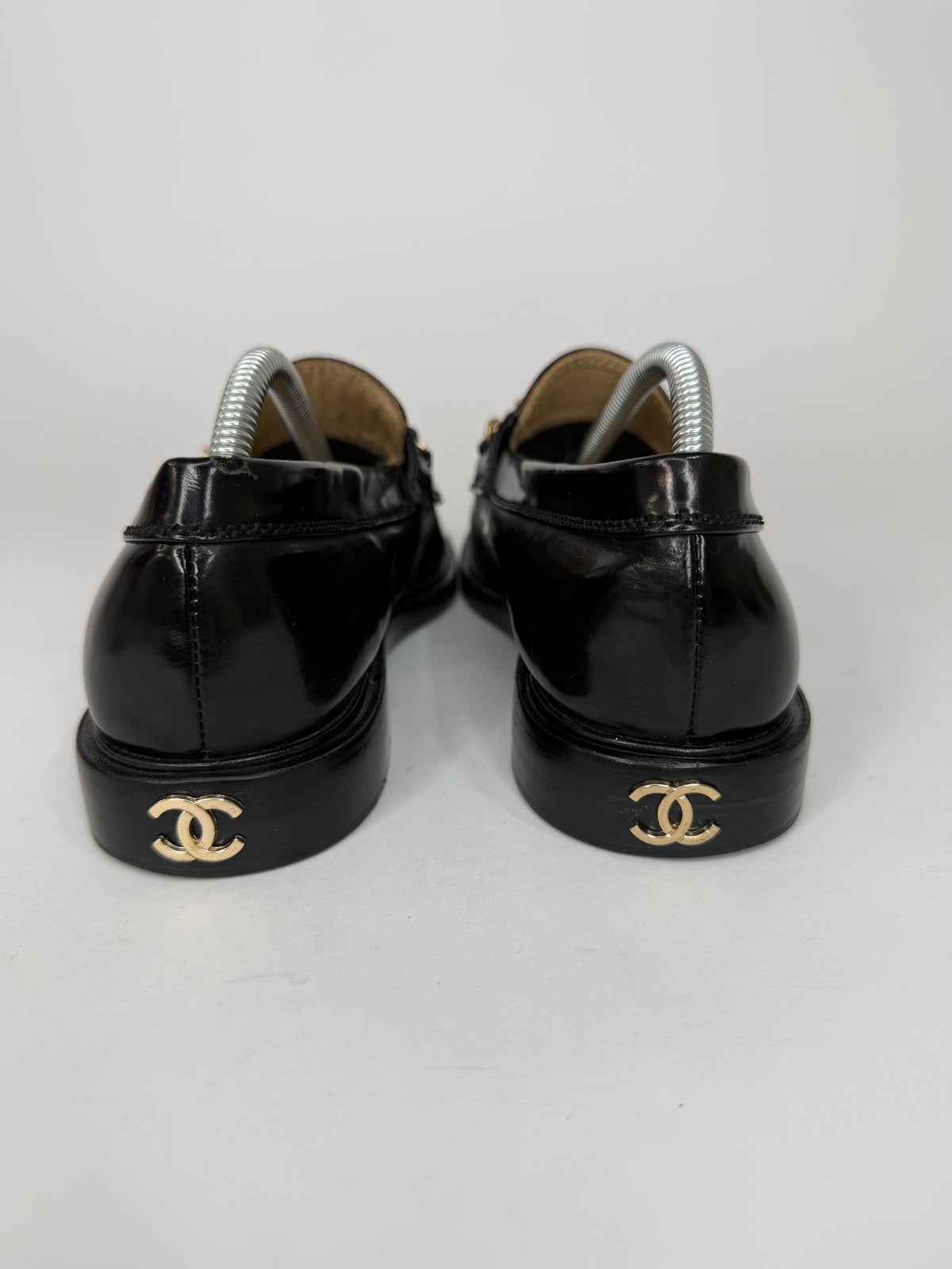 CHANEL
Shiny Calfskin Logo Loafers Black Size 37 EU/ 7 US