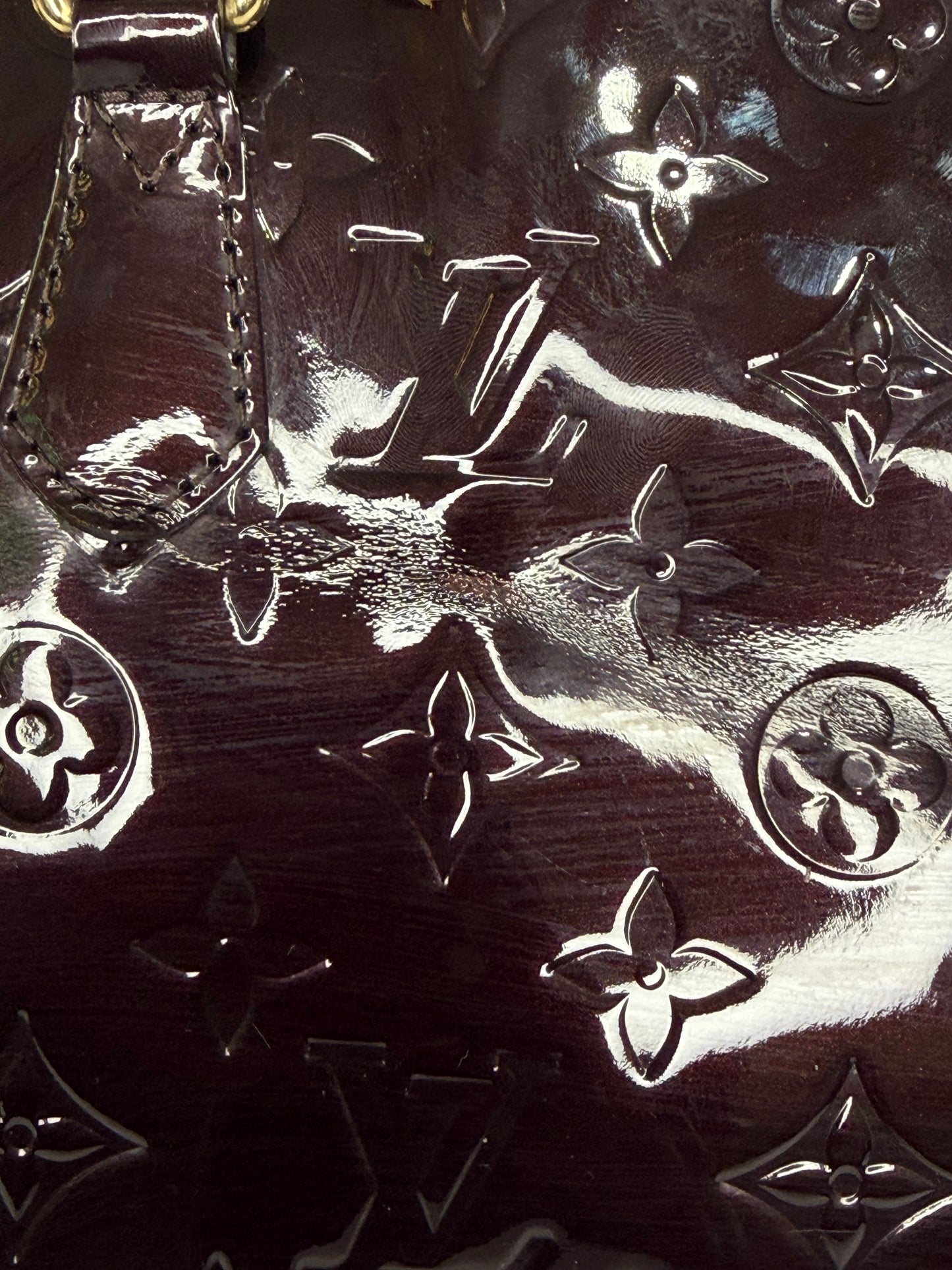 LOUIS VUITTON
Amarante Monogram Vernis Sherwood Bag
