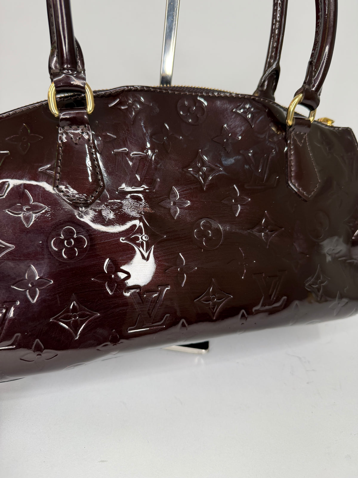 LOUIS VUITTON
Amarante Monogram Vernis Sherwood Bag