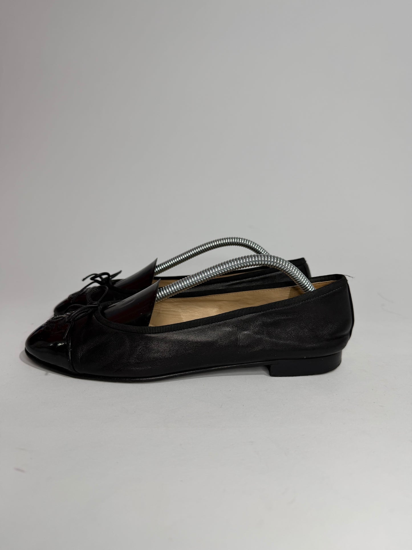 CHANEL
Lambskin Patent Cap Toe Ballerina Flats Black Size 37 EU/ 7 US / 4 UK