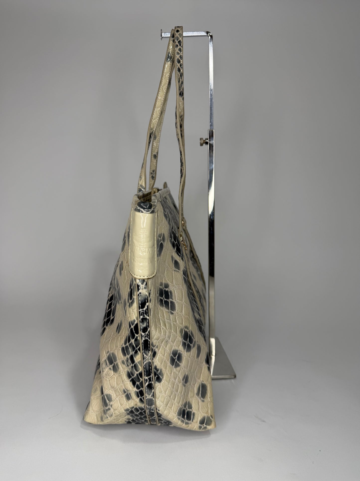 VIVIENNE WESTWOOD Metallic-print Embossed-logo Tote In Silber