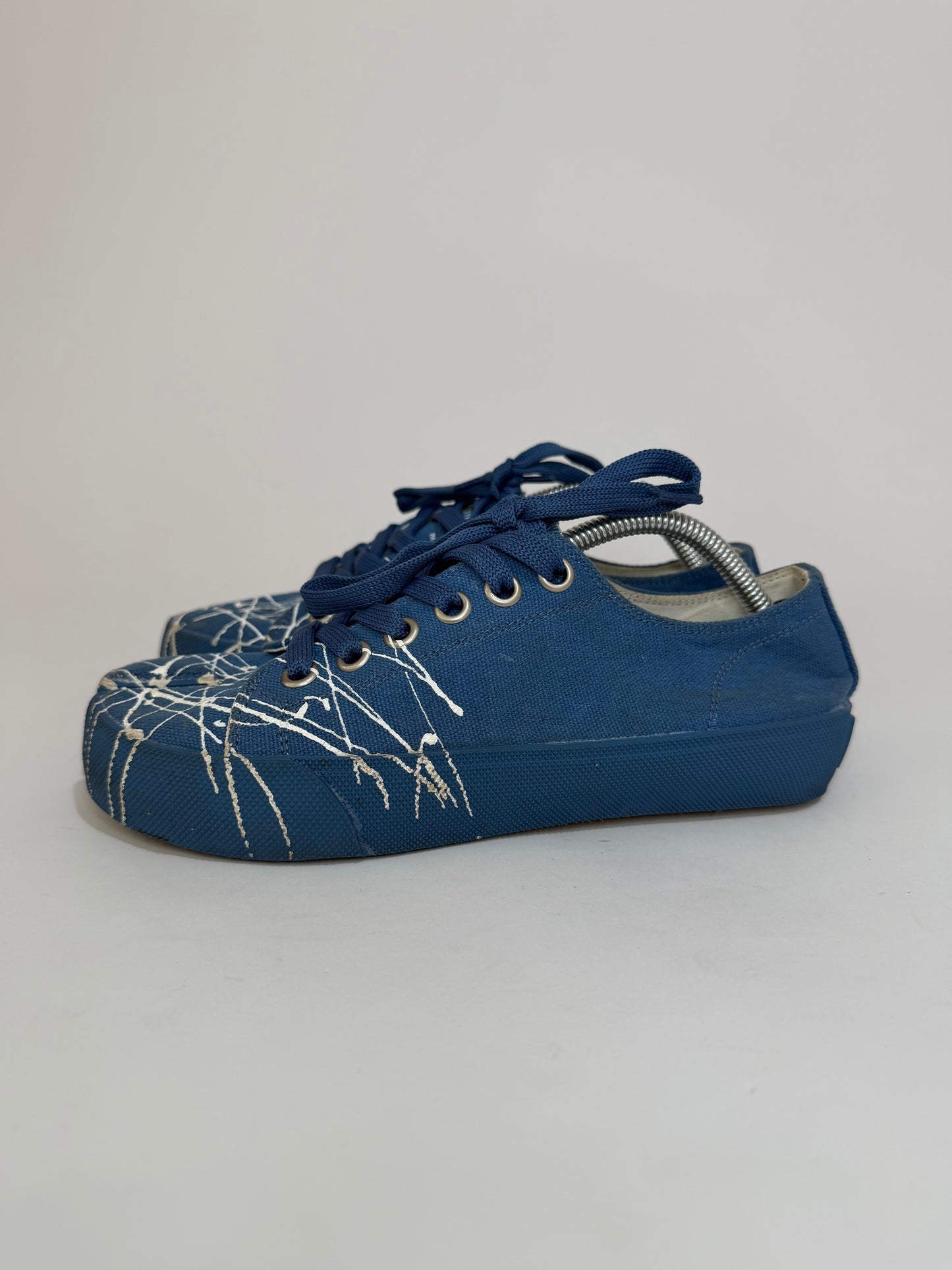 Maison Martin Margiela Blue/White Splatter Canvas Tabi Low Top Sneakers Size 38 EU/ 8 US/ 5 UK