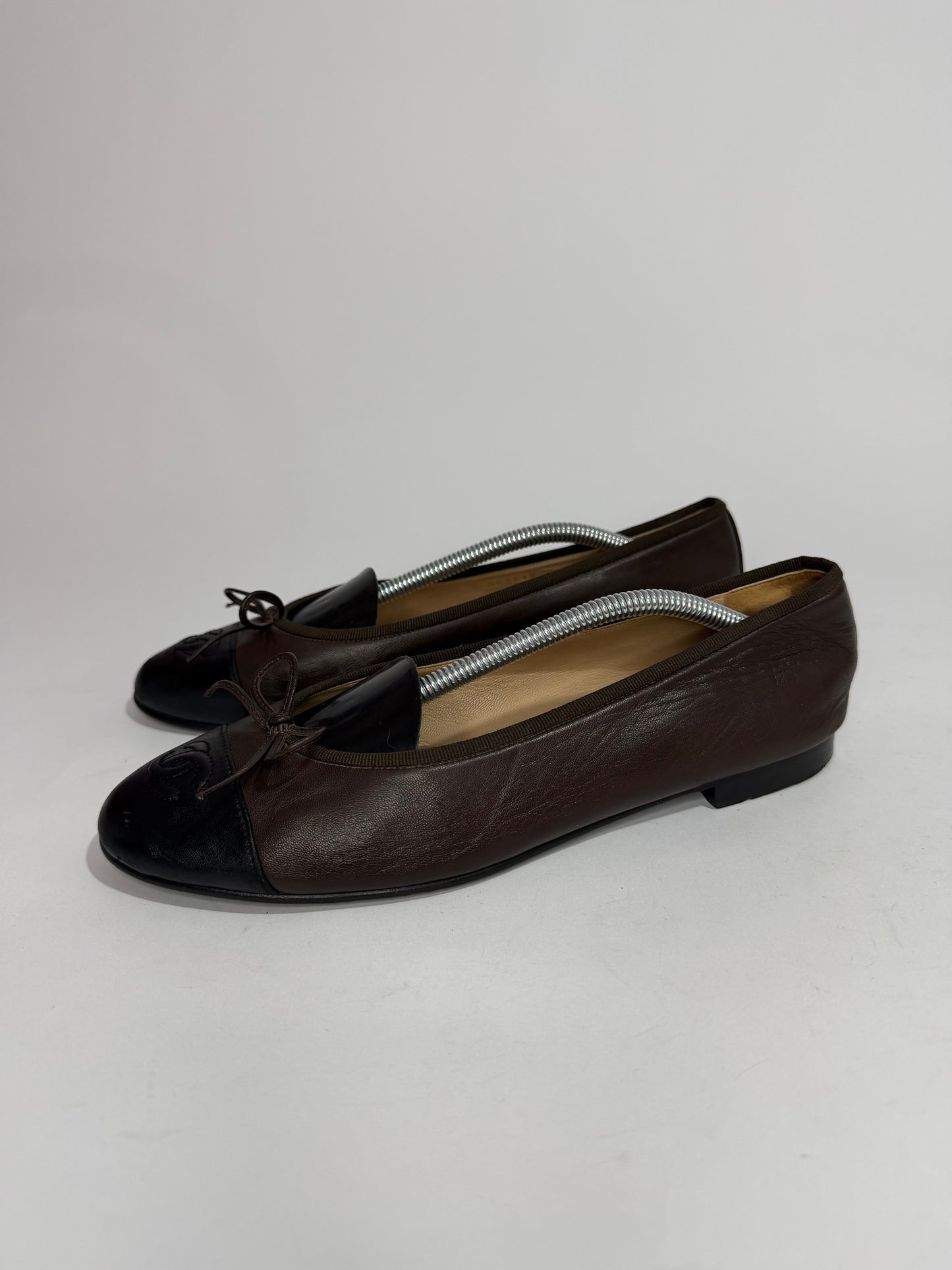 CHANEL
Brown/Black Lambskin Leather CC Ballet Flats Size 39.5 EU/ 9.5 US