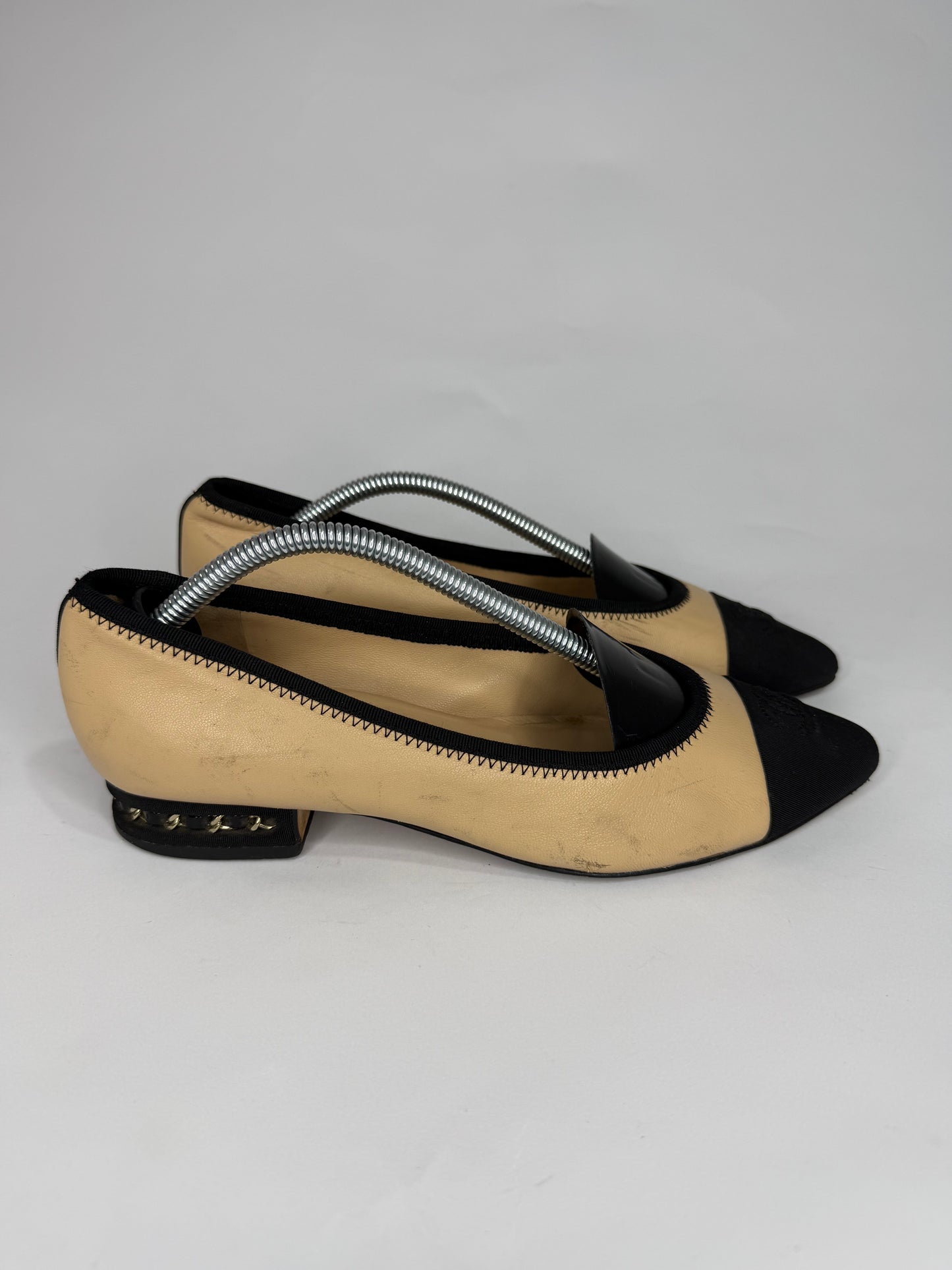CHANEL
Lambskin Grossgrain Cap Toe Chain CC Flats Beige Black size 38 EU/ 8 US/ 5 UK