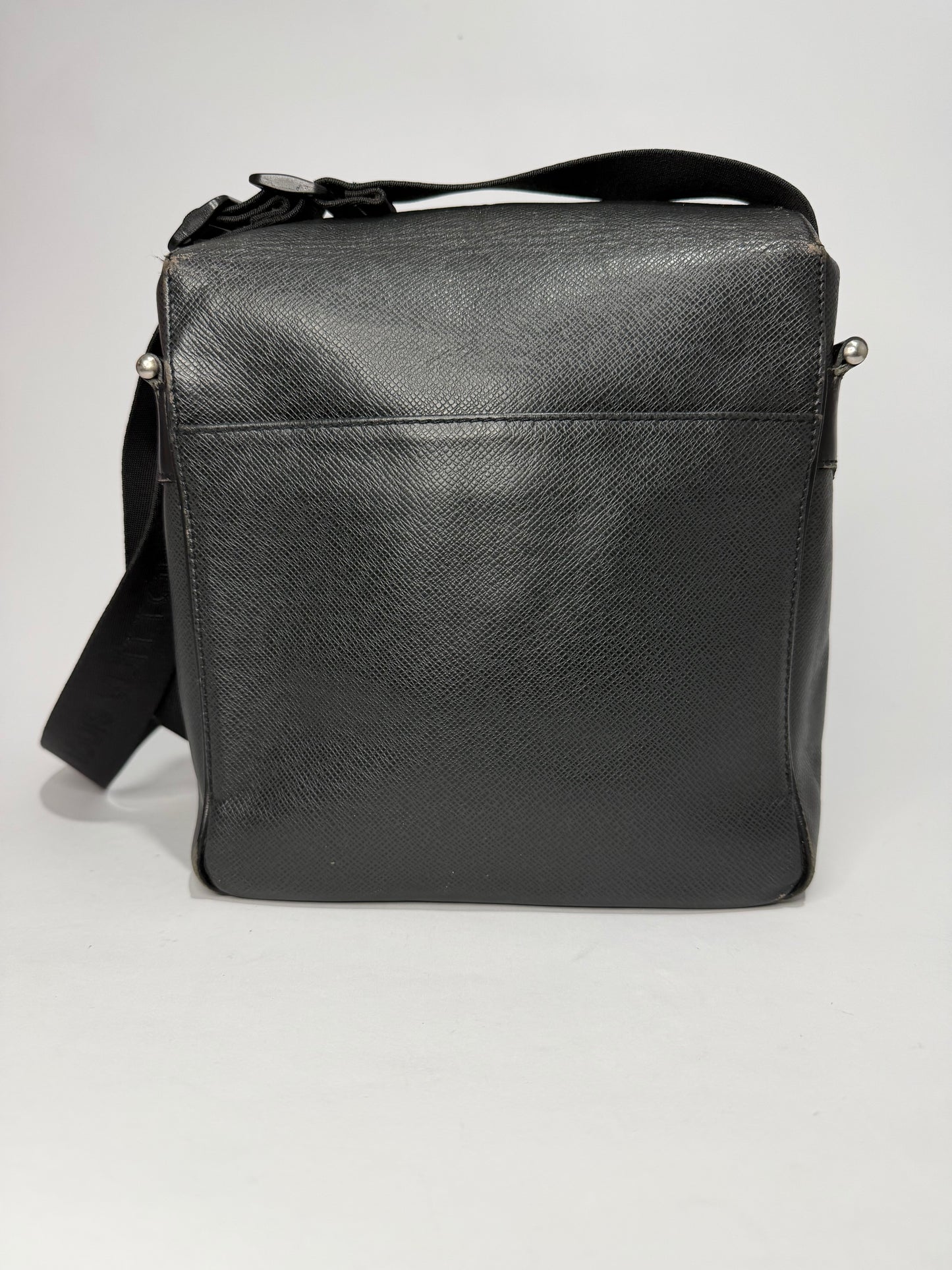 LOUIS VUITTON
Black Taiga Leather Yaranga Porte Appareil Messenger Bag