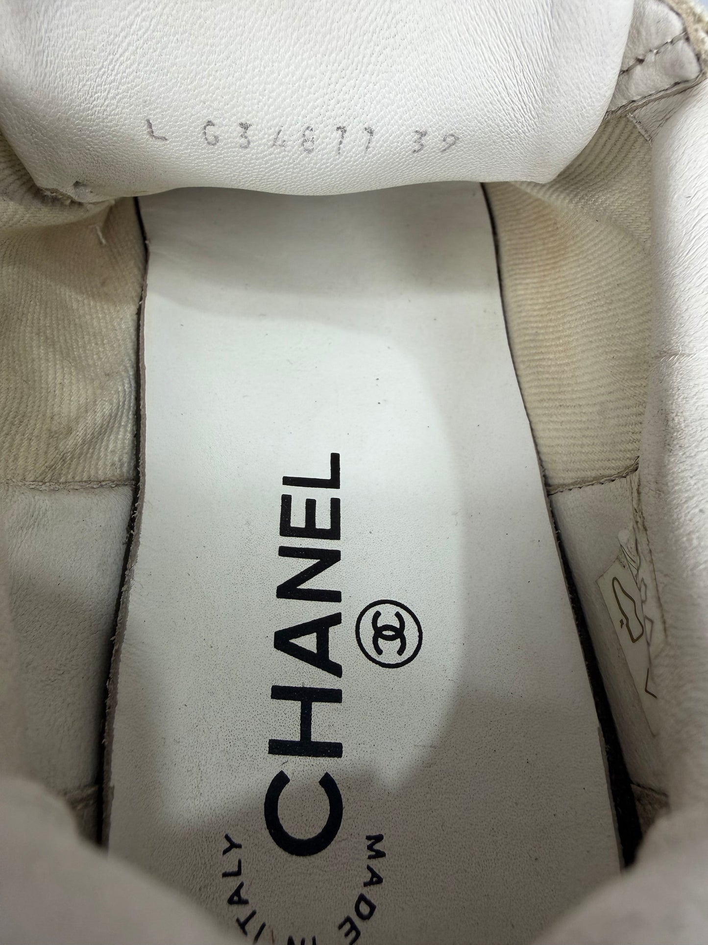 Chanel x Pharrell White Canvas Graffiti Low-Top Sneakers Size 39 EU/ 9 US / 6 UK