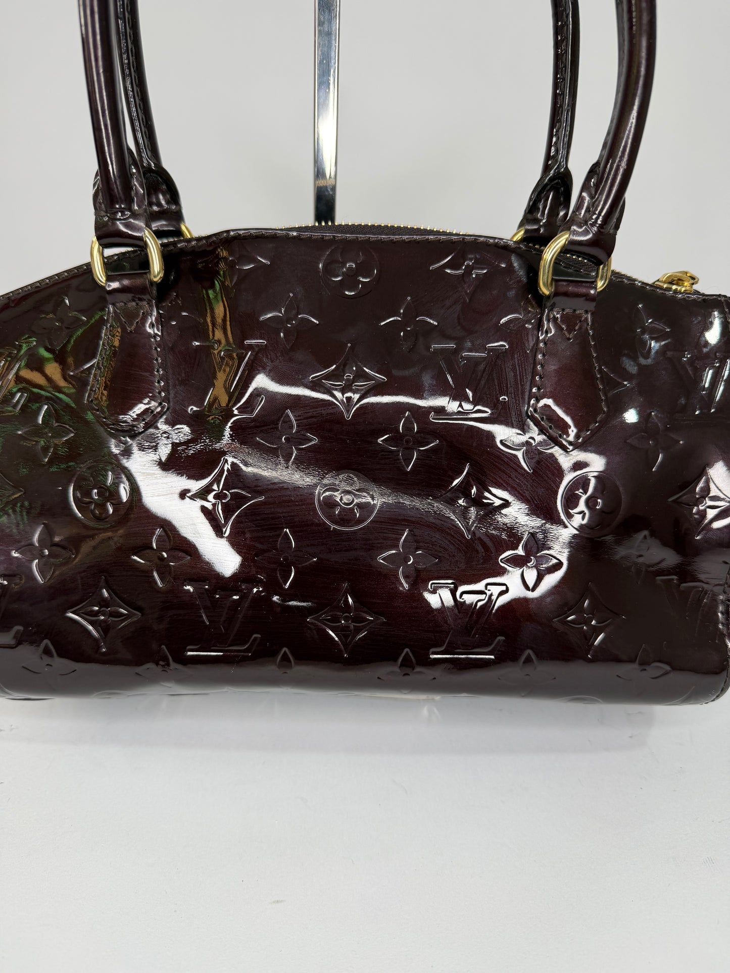 LOUIS VUITTON
Amarante Monogram Vernis Sherwood Bag