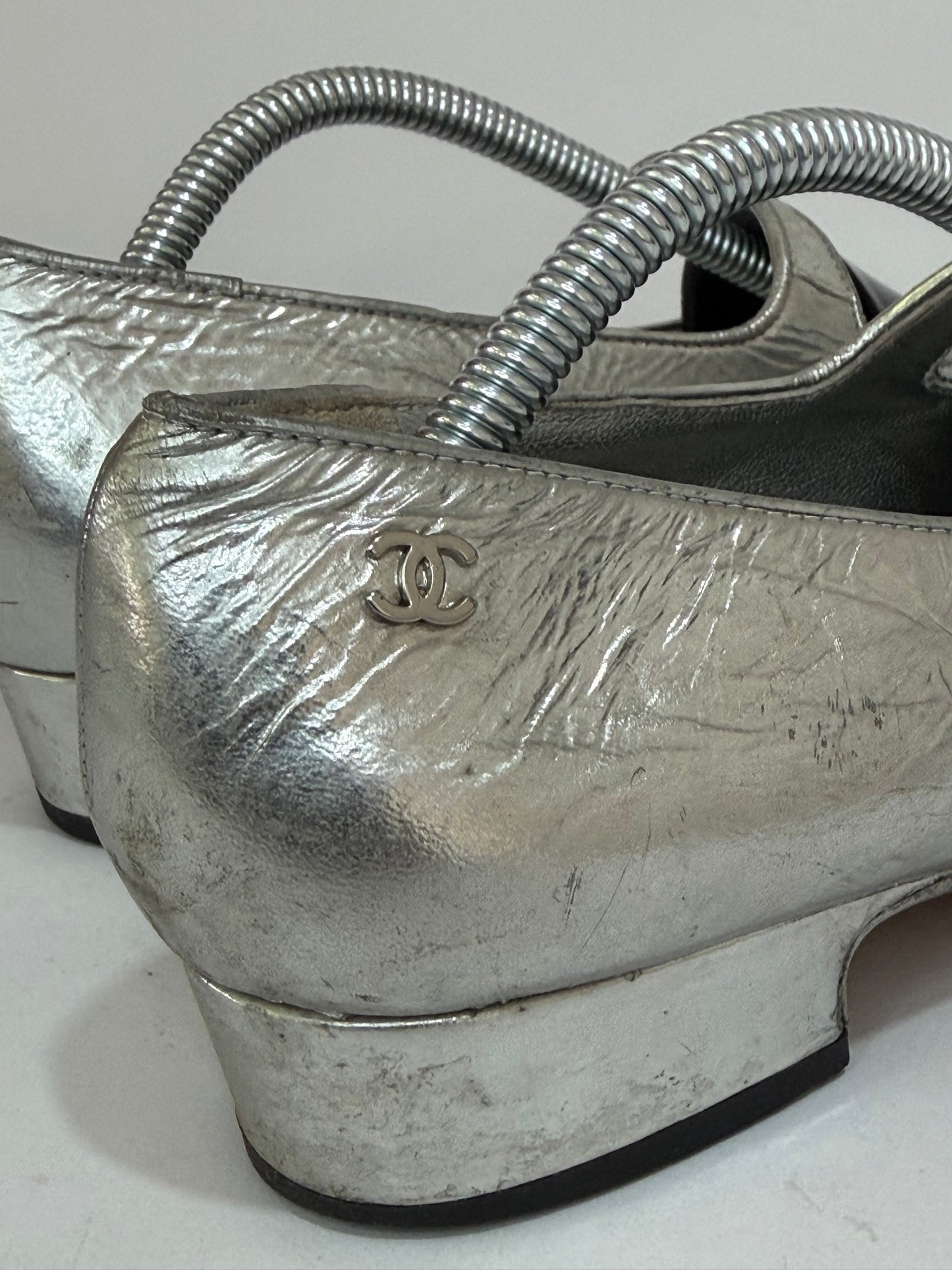 CHANEL
Silver Metallic Crinkled Leather Mary Jane Flats Size 37 EU/ 7 US/ 4 UK
