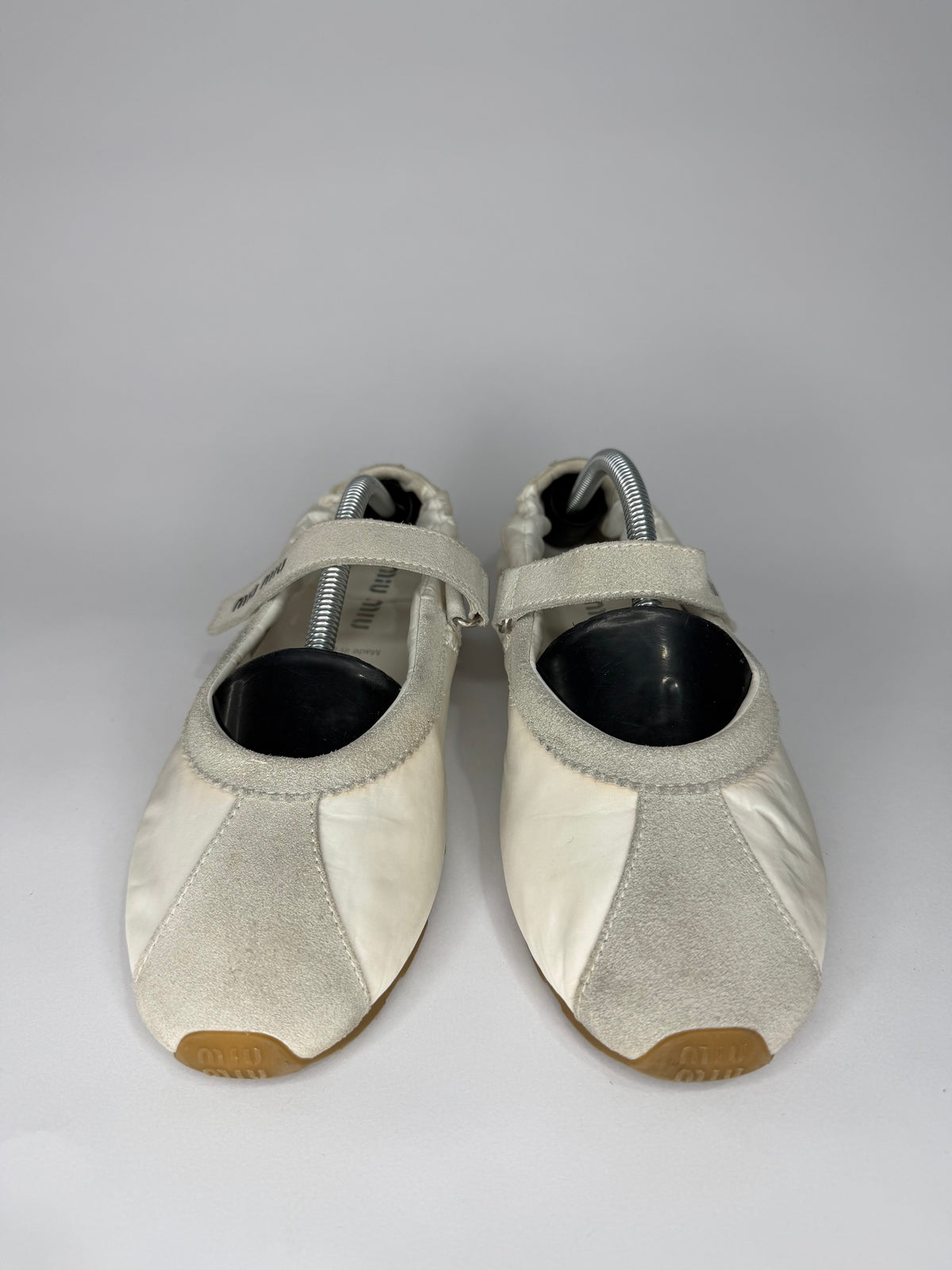 Miu Miu
Suede Ballet Flats
Women's Size 37 EU/ 7 US / 4 UK